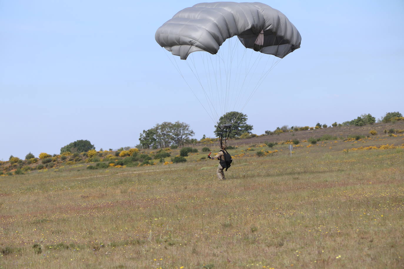 La Brigada Paracaidista pone en práctica el ejercicio Lone Paratrooper 2021 en el que 140 paracaidistas de España, Francia, Portugal y Estados Unidos se instruyen en el cielo inmejorable de la Academia Básica del Aire de la Virgen del Camino