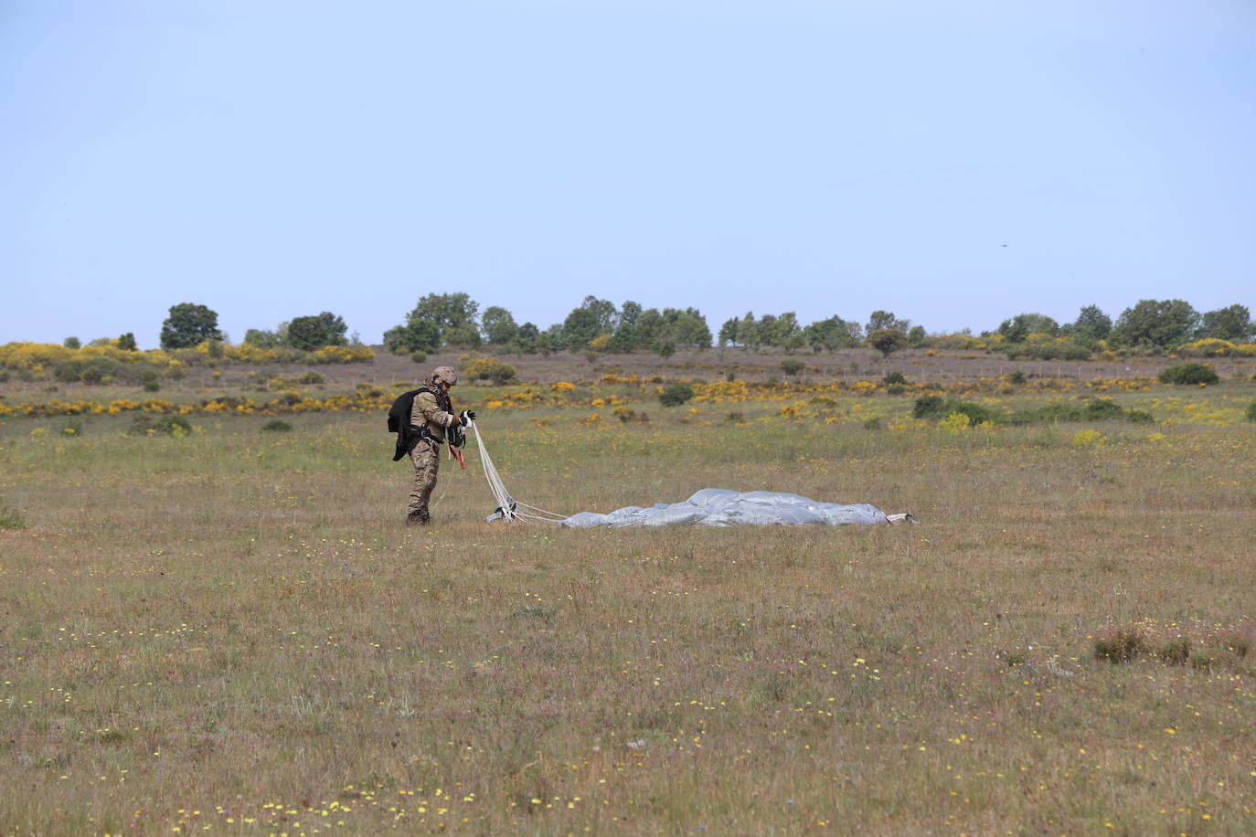 La Brigada Paracaidista pone en práctica el ejercicio Lone Paratrooper 2021 en el que 140 paracaidistas de España, Francia, Portugal y Estados Unidos se instruyen en el cielo inmejorable de la Academia Básica del Aire de la Virgen del Camino