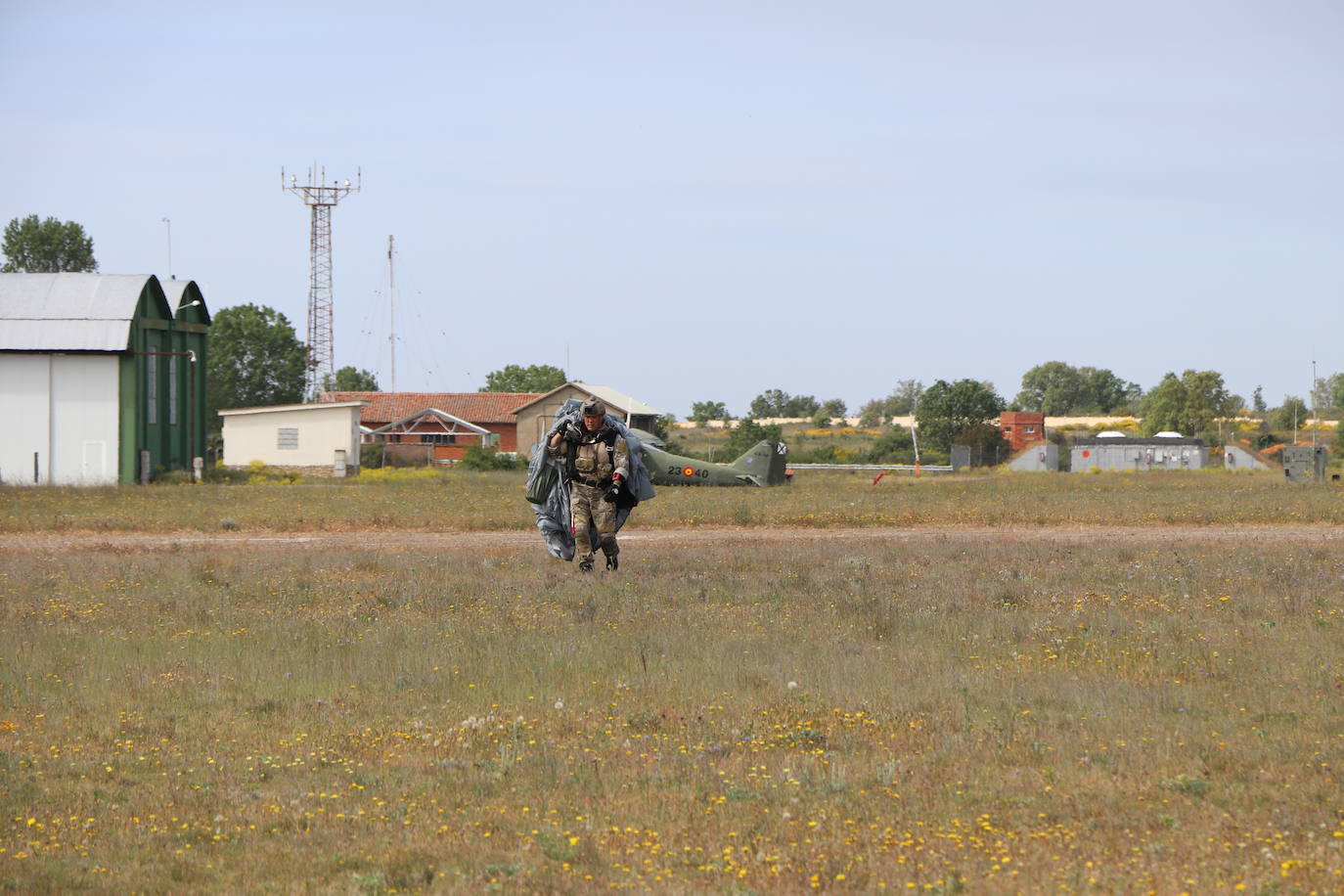 La Brigada Paracaidista pone en práctica el ejercicio Lone Paratrooper 2021 en el que 140 paracaidistas de España, Francia, Portugal y Estados Unidos se instruyen en el cielo inmejorable de la Academia Básica del Aire de la Virgen del Camino