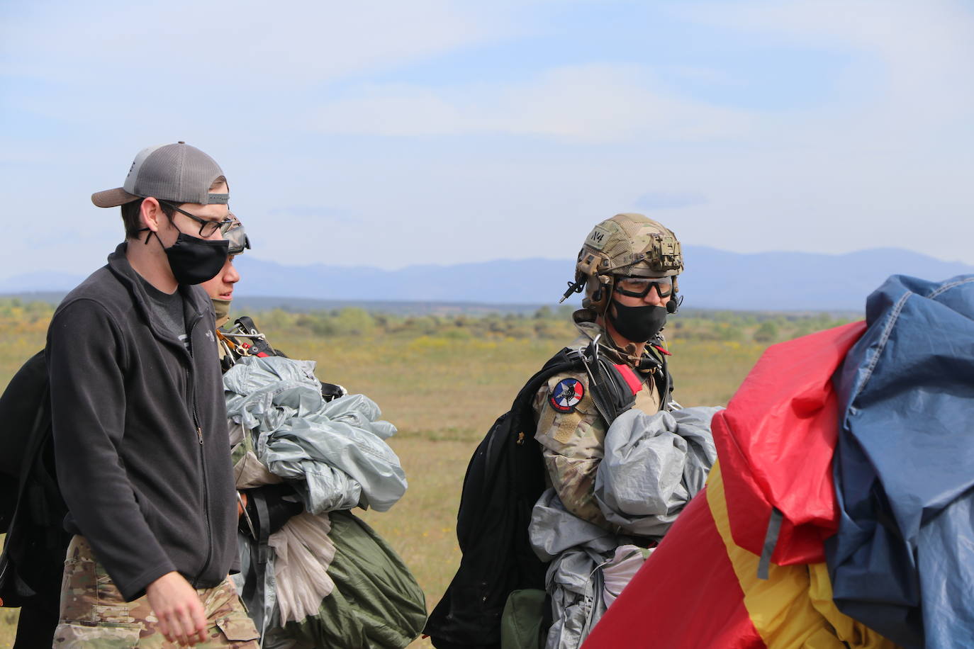 La Brigada Paracaidista pone en práctica el ejercicio Lone Paratrooper 2021 en el que 140 paracaidistas de España, Francia, Portugal y Estados Unidos se instruyen en el cielo inmejorable de la Academia Básica del Aire de la Virgen del Camino