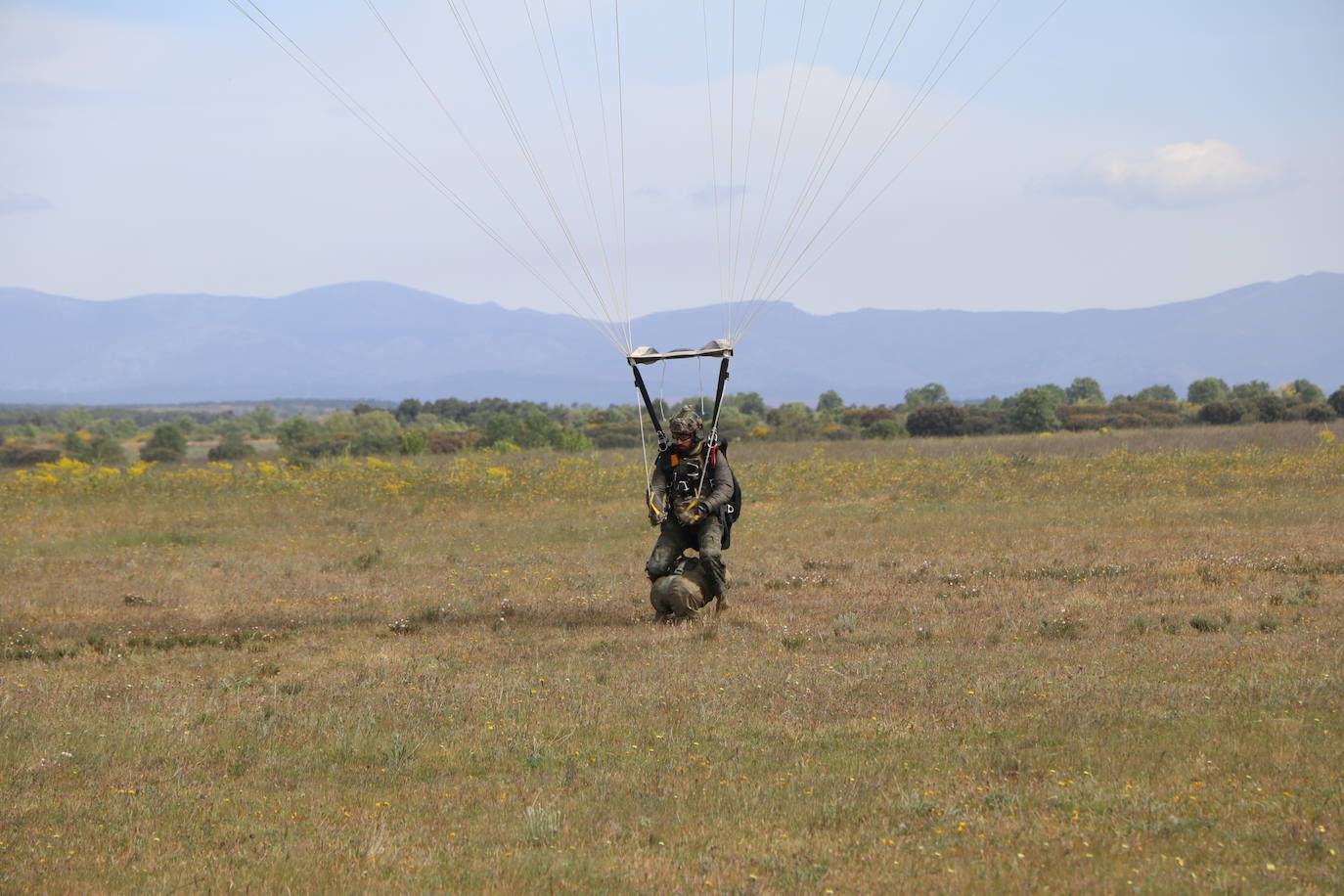 La Brigada Paracaidista pone en práctica el ejercicio Lone Paratrooper 2021 en el que 140 paracaidistas de España, Francia, Portugal y Estados Unidos se instruyen en el cielo inmejorable de la Academia Básica del Aire de la Virgen del Camino