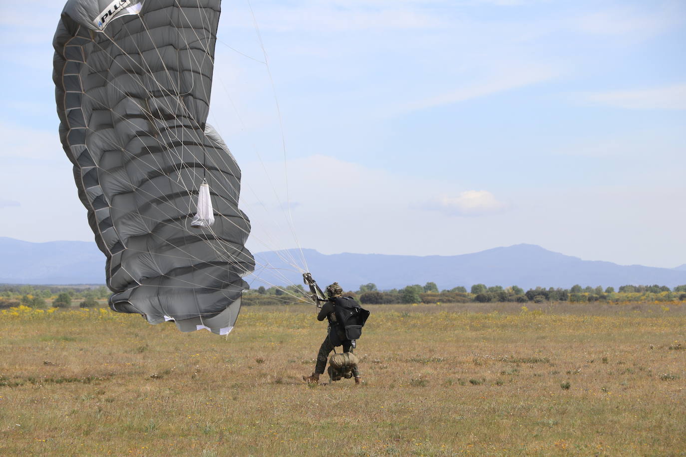 La Brigada Paracaidista pone en práctica el ejercicio Lone Paratrooper 2021 en el que 140 paracaidistas de España, Francia, Portugal y Estados Unidos se instruyen en el cielo inmejorable de la Academia Básica del Aire de la Virgen del Camino