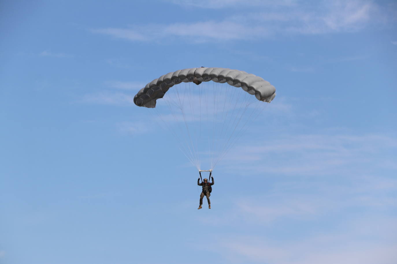 La Brigada Paracaidista pone en práctica el ejercicio Lone Paratrooper 2021 en el que 140 paracaidistas de España, Francia, Portugal y Estados Unidos se instruyen en el cielo inmejorable de la Academia Básica del Aire de la Virgen del Camino