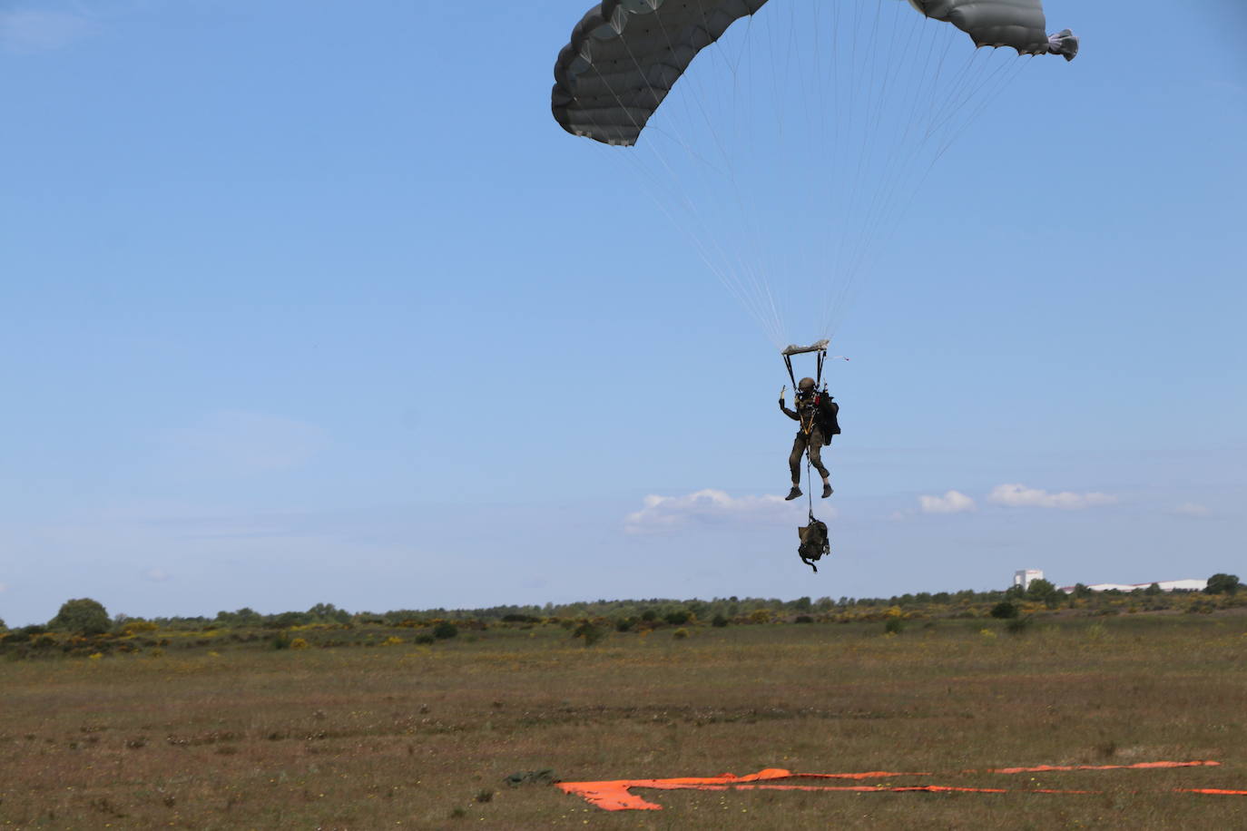 La Brigada Paracaidista pone en práctica el ejercicio Lone Paratrooper 2021 en el que 140 paracaidistas de España, Francia, Portugal y Estados Unidos se instruyen en el cielo inmejorable de la Academia Básica del Aire de la Virgen del Camino