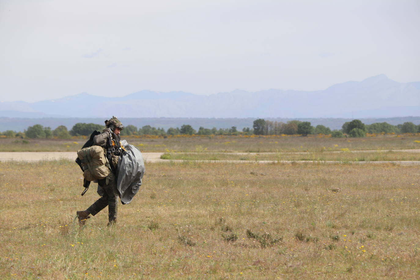 La Brigada Paracaidista pone en práctica el ejercicio Lone Paratrooper 2021 en el que 140 paracaidistas de España, Francia, Portugal y Estados Unidos se instruyen en el cielo inmejorable de la Academia Básica del Aire de la Virgen del Camino