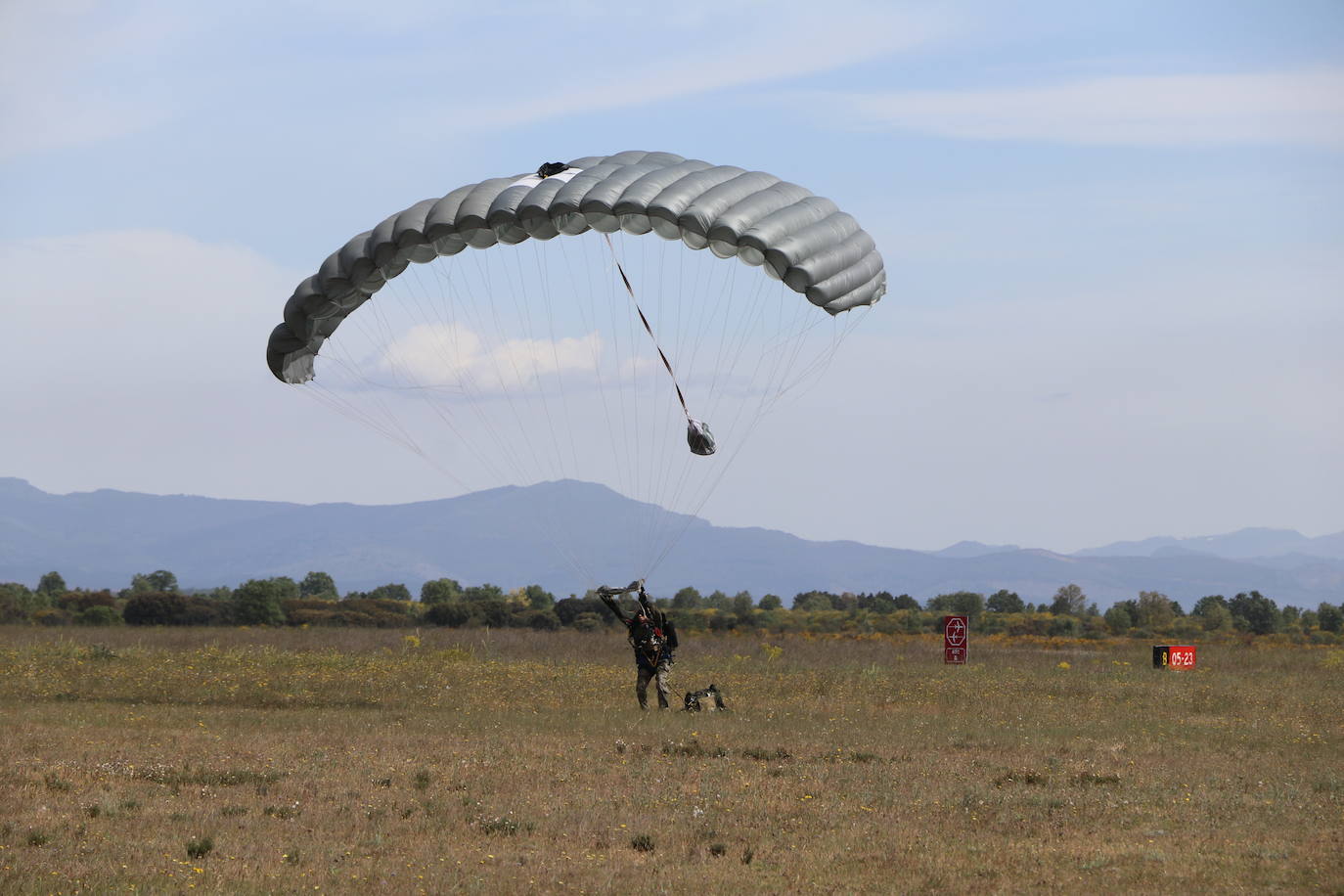 La Brigada Paracaidista pone en práctica el ejercicio Lone Paratrooper 2021 en el que 140 paracaidistas de España, Francia, Portugal y Estados Unidos se instruyen en el cielo inmejorable de la Academia Básica del Aire de la Virgen del Camino