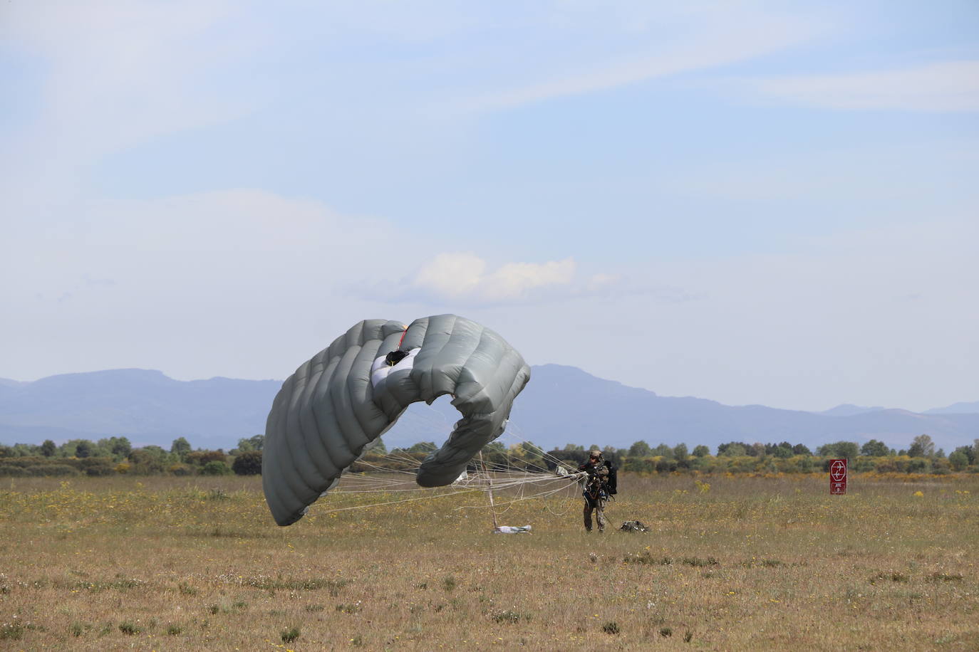 La Brigada Paracaidista pone en práctica el ejercicio Lone Paratrooper 2021 en el que 140 paracaidistas de España, Francia, Portugal y Estados Unidos se instruyen en el cielo inmejorable de la Academia Básica del Aire de la Virgen del Camino