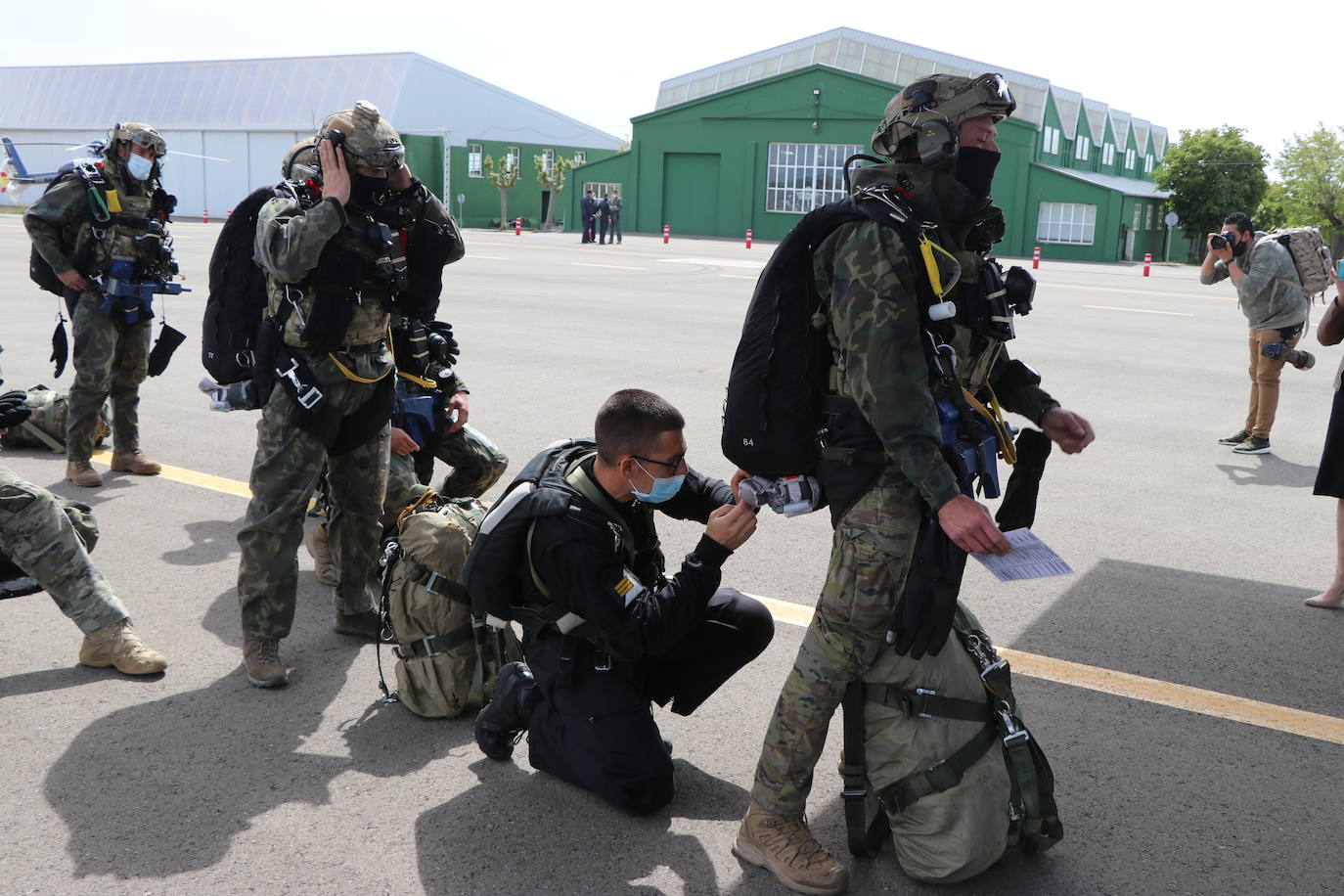 La Brigada Paracaidista pone en práctica el ejercicio Lone Paratrooper 2021 en el que 140 paracaidistas de España, Francia, Portugal y Estados Unidos se instruyen en el cielo inmejorable de la Academia Básica del Aire de la Virgen del Camino