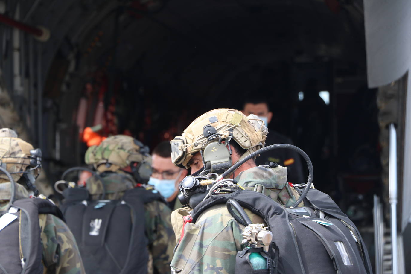 La Brigada Paracaidista pone en práctica el ejercicio Lone Paratrooper 2021 en el que 140 paracaidistas de España, Francia, Portugal y Estados Unidos se instruyen en el cielo inmejorable de la Academia Básica del Aire de la Virgen del Camino