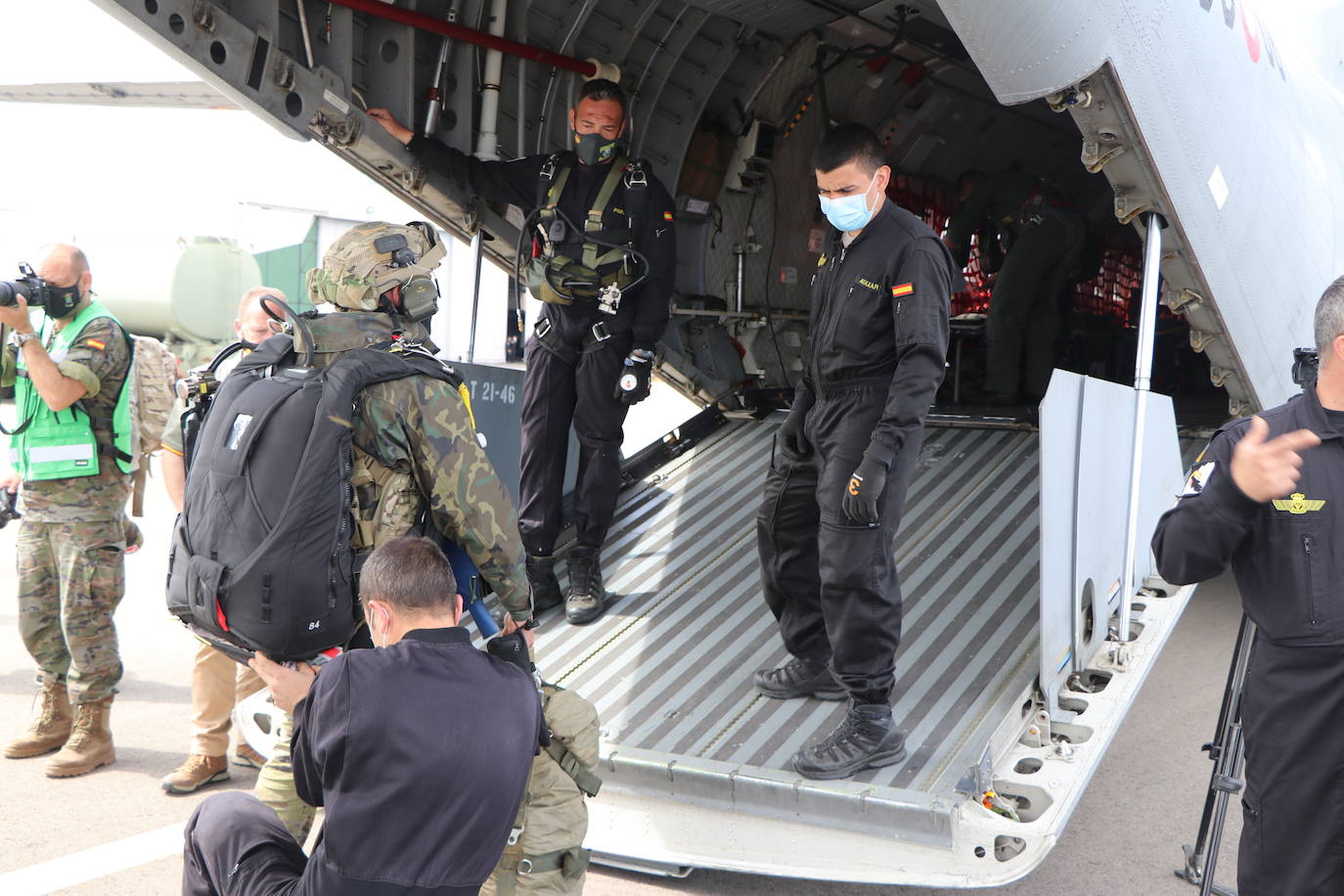 La Brigada Paracaidista pone en práctica el ejercicio Lone Paratrooper 2021 en el que 140 paracaidistas de España, Francia, Portugal y Estados Unidos se instruyen en el cielo inmejorable de la Academia Básica del Aire de la Virgen del Camino