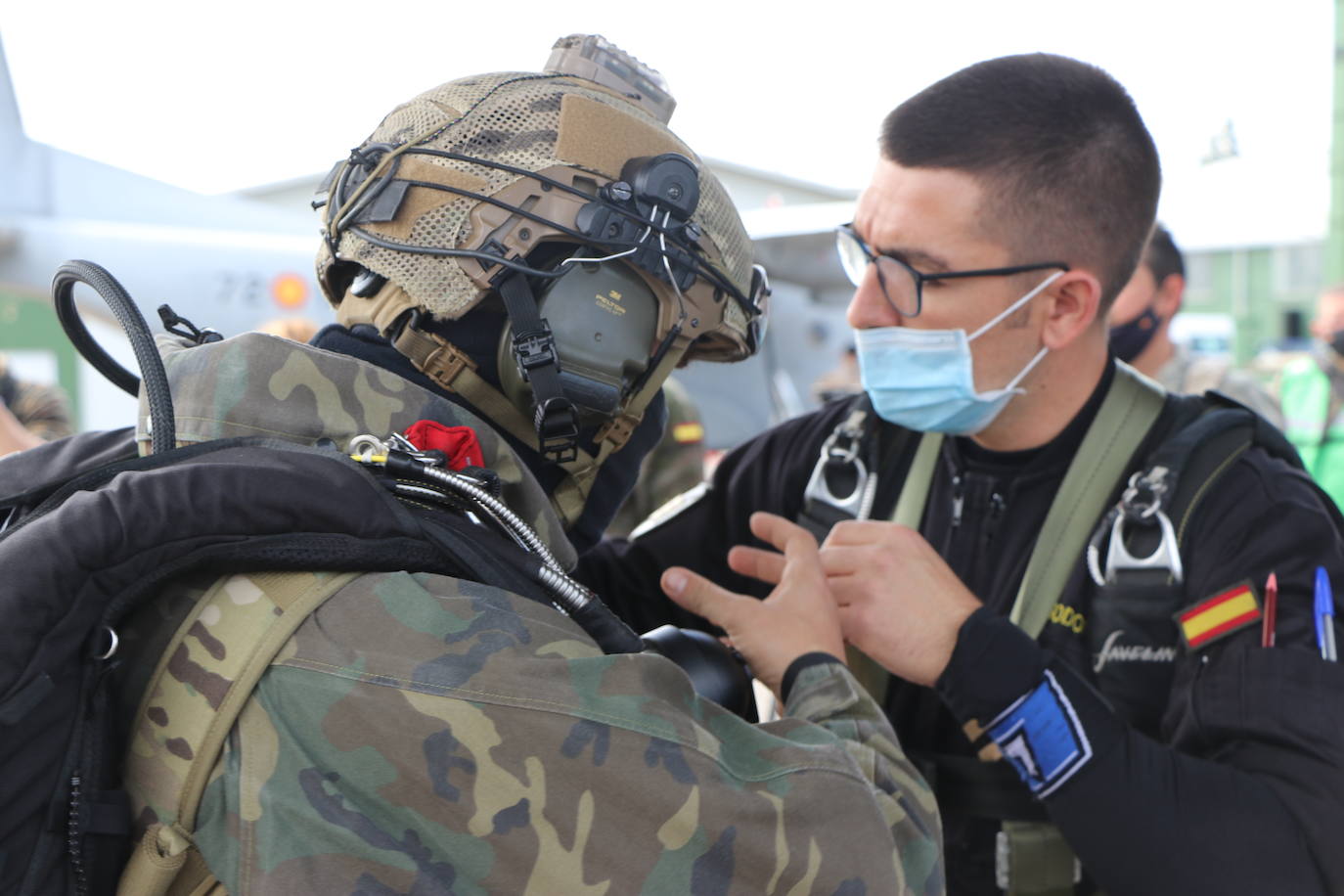 La Brigada Paracaidista pone en práctica el ejercicio Lone Paratrooper 2021 en el que 140 paracaidistas de España, Francia, Portugal y Estados Unidos se instruyen en el cielo inmejorable de la Academia Básica del Aire de la Virgen del Camino