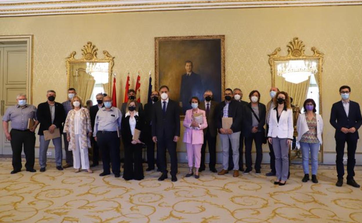 Foto de familia de los funcionarios con miembros de la corporación municipal 