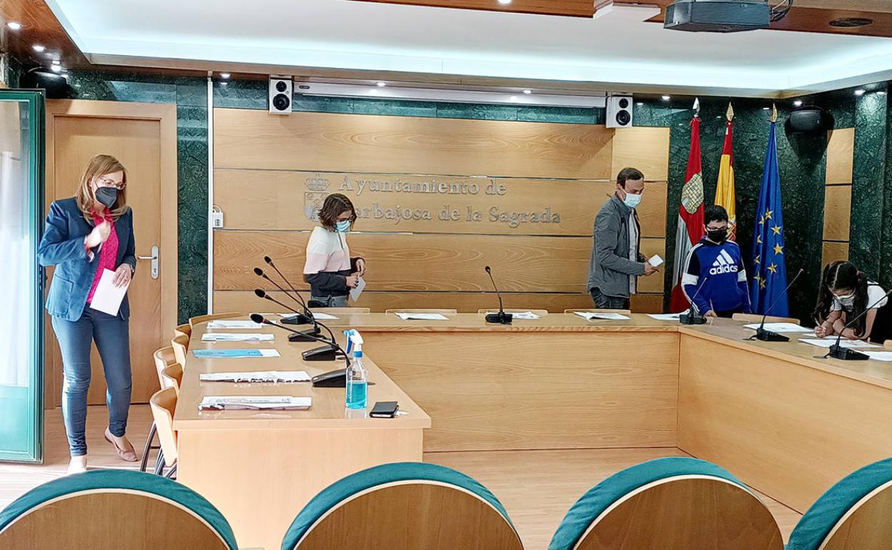 El jurado viendo los distintos dibujos presentados al concurso.