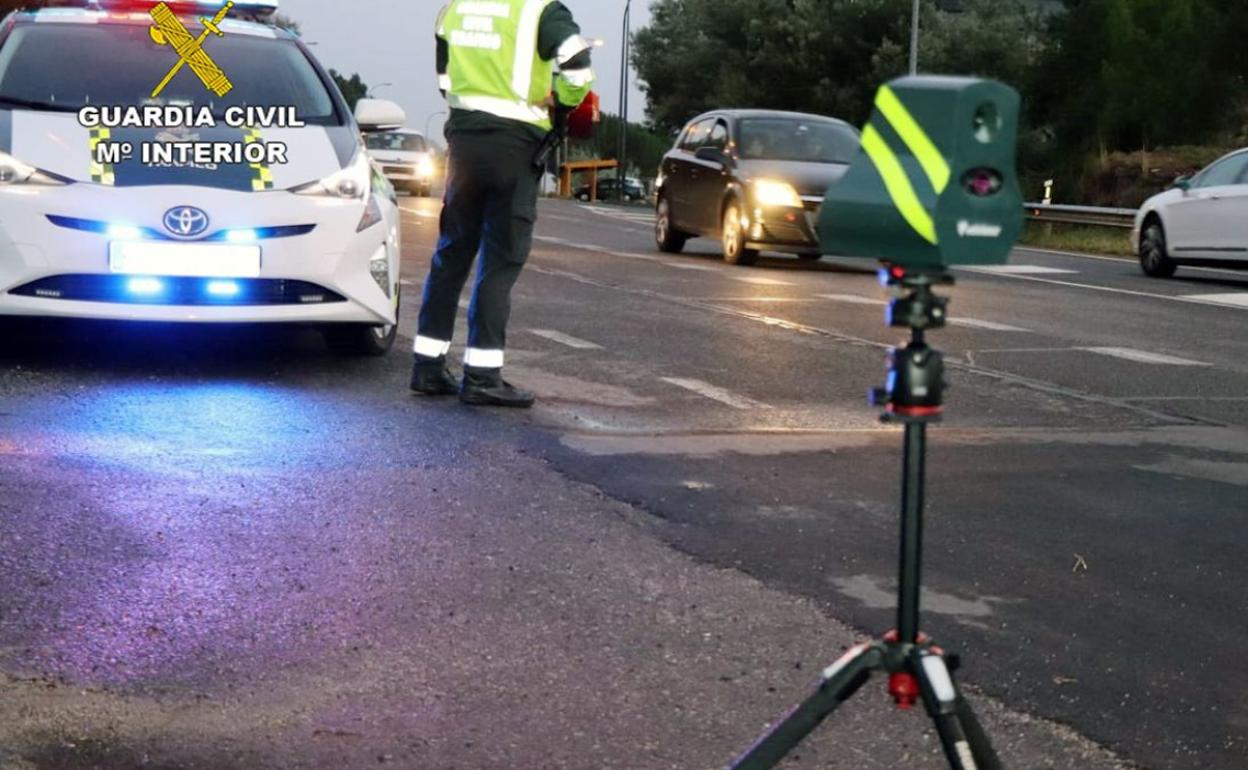 Un radar le caza a 253 kilómetros por hora y regresa para comprobar que el 'flashazo' era real