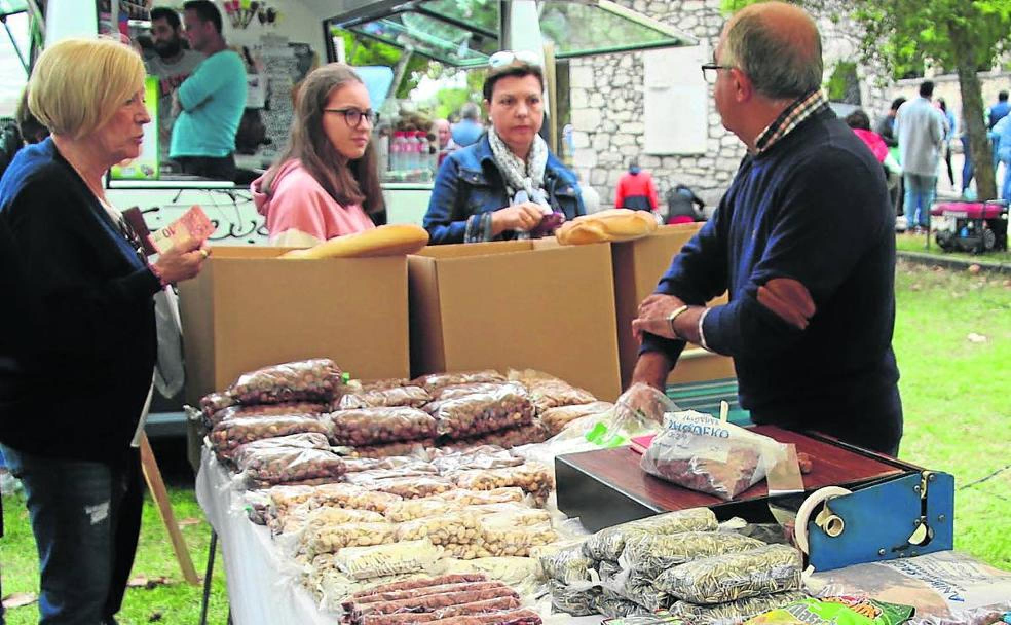 Puestos de venta en el mercadillo que se organiza con la romería. 