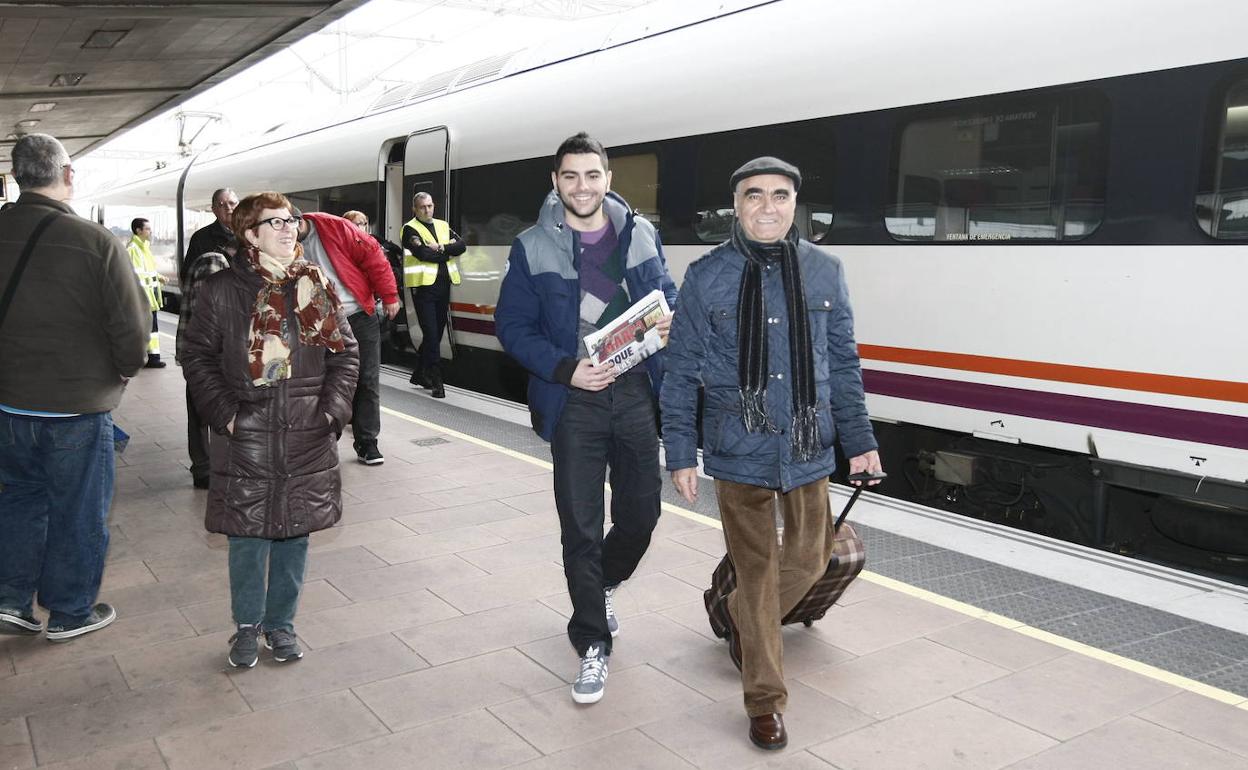 Usuarios de un tren rápido a su llegada a la estación de Salamanca desde Madrid. 