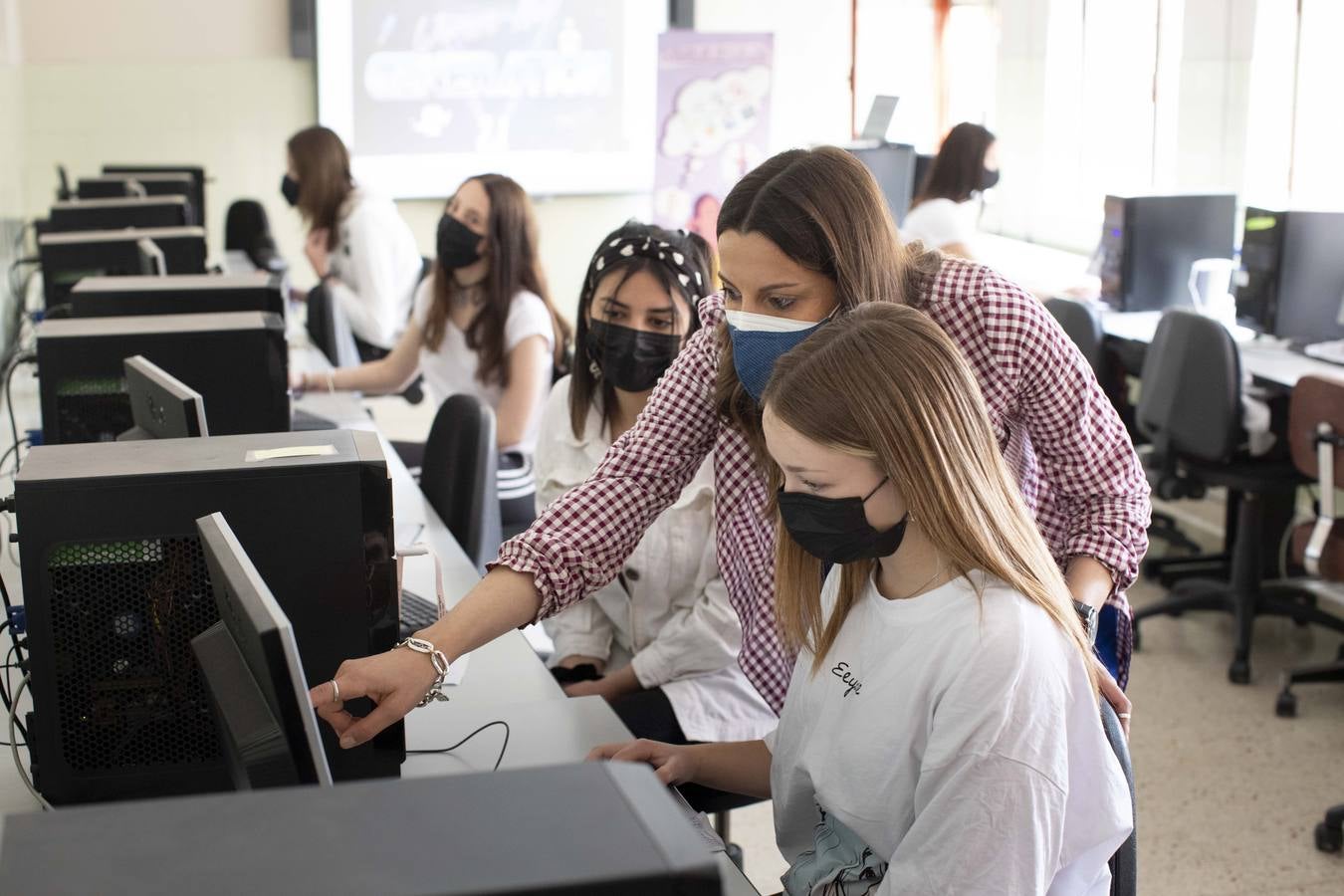 Fotos: El colegio Santa María Micaela de Valladolid participa en el concurso internacional Wisibilizalas