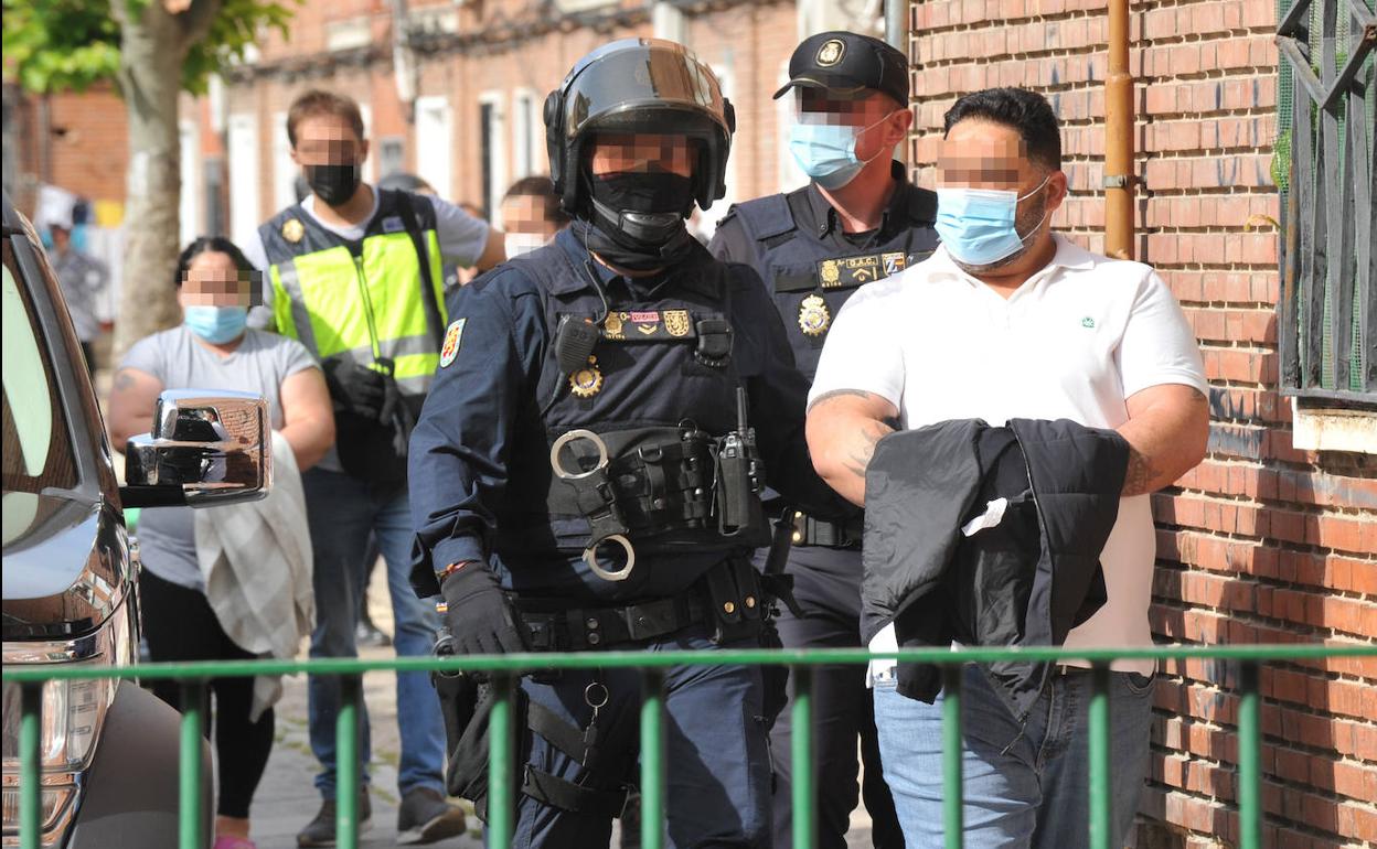 Los antidisturbios conducen esposados a Jesús G. G., 'Porrete', y a su mujer al término del registro de su domicilio en la calle Pavo Real del 29 de Octubre (Pajarillos).