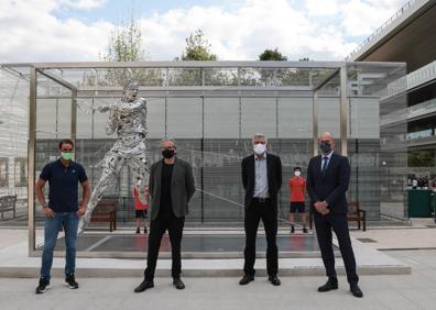 Imagen secundaria 1 - Presentación de la estatua de acero en Roland Garros de Rafael Nadal. En la foto de arriba, Nadal charla con el escultor vallisoletano Jordi Díez. 