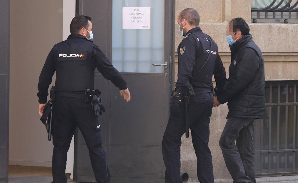 Uno de los detenidos accede a los Juzgados de Palencia.