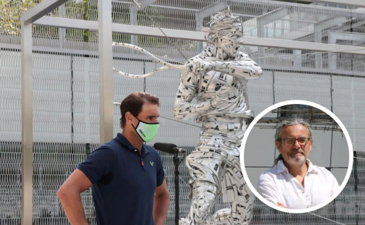 Rafa Nadal, durante la presentación de su estatua en Roland Garros. A la derecha, el autor de la obra, el vallisoletnao Jordi Díez Fernández. 