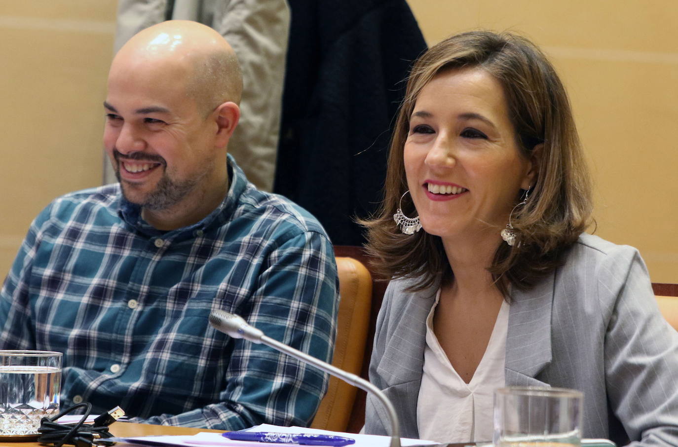 Ángel Galindo y Ana Peñalosa, concejales de IU en Segovia, durante un pleno.