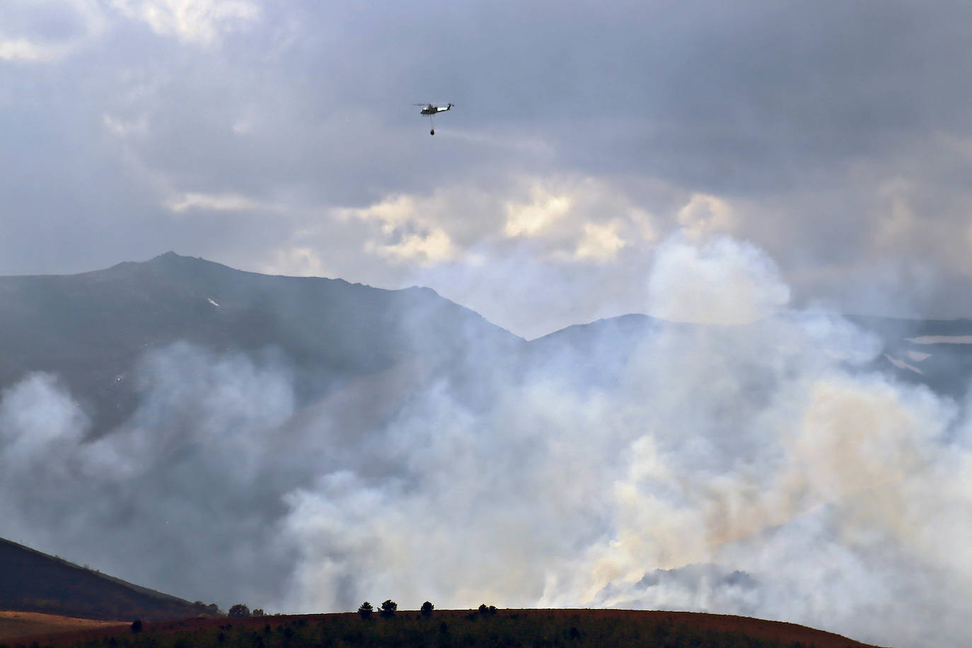 Efectivos y medios de Junta y de la Unidad Militar de Emergencias trabajan en la extinción del incendio.