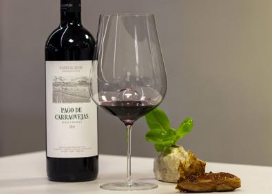 Imagen secundaria 1 - El sumiller David Robledo y el chef Cristóbal Muñoz, y 'La tajada del pastor' con el vino Pago de Carraovejas. 