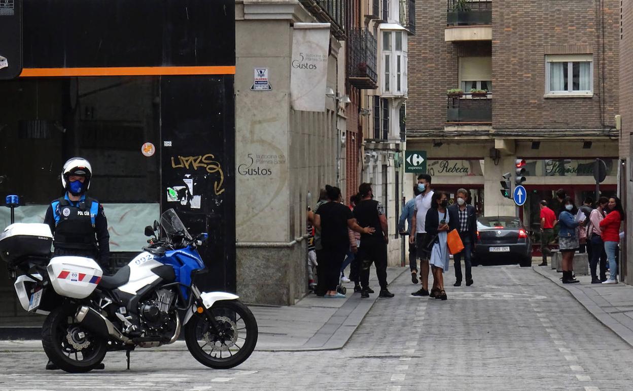 Familiares de los detenidos, ayer a las puertas de los Juzgados.