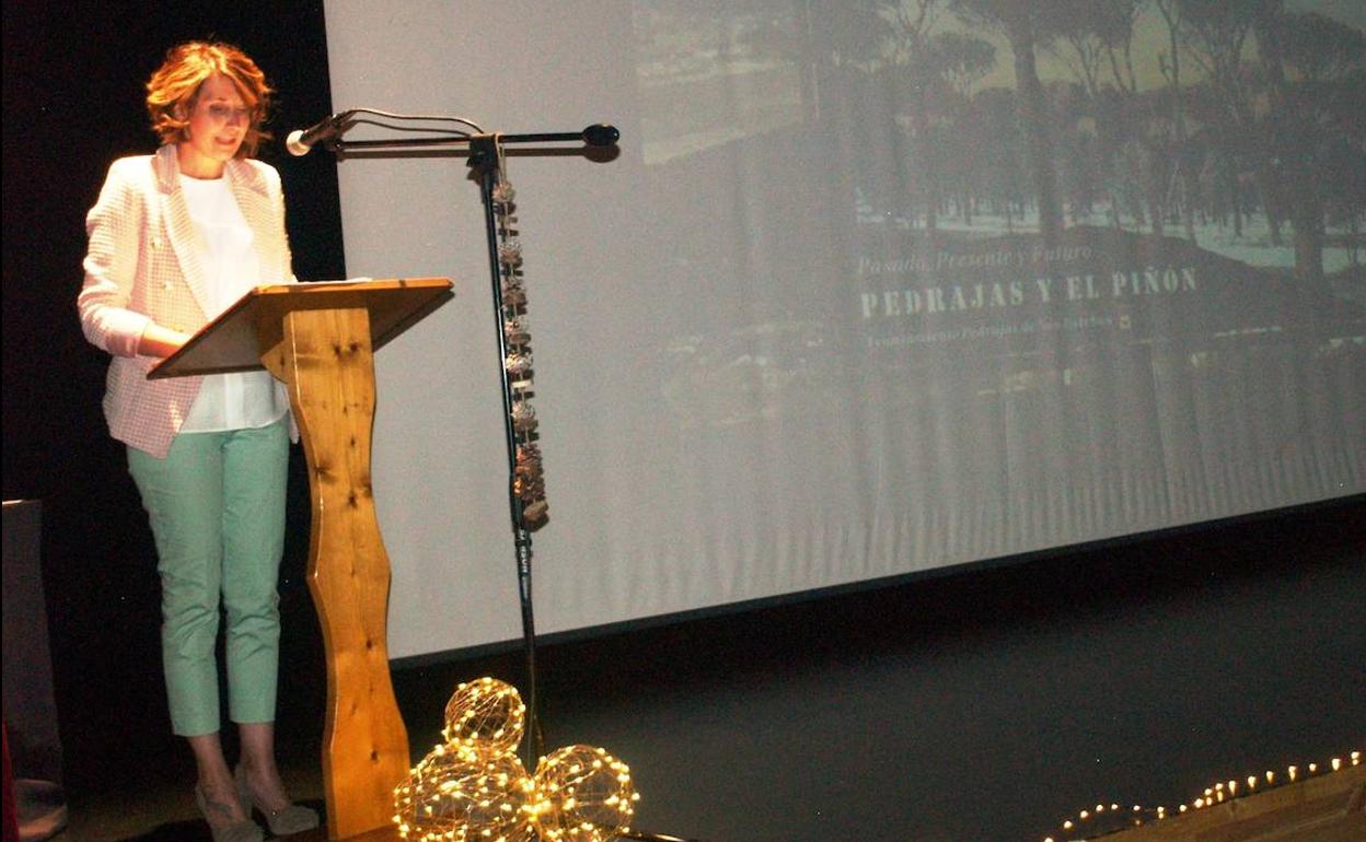 La teniente de alcalde de Pedrajas, Ana María González, durante la presentación. 