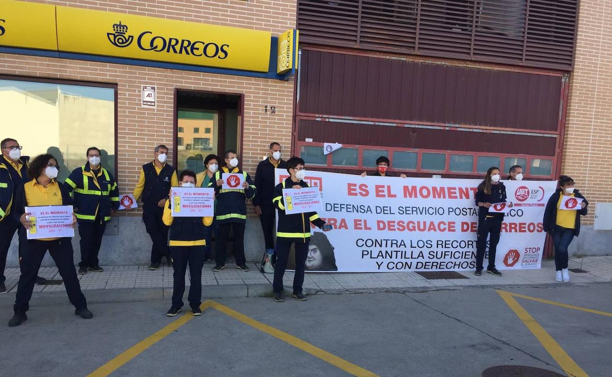 Las concentraciones en defensa del servicio de correos se han sucedido por toda la provincia. 