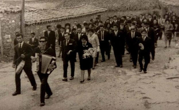 Una boda, en la que todo el pueblo acompañaba a los novios hasta la iglesia.