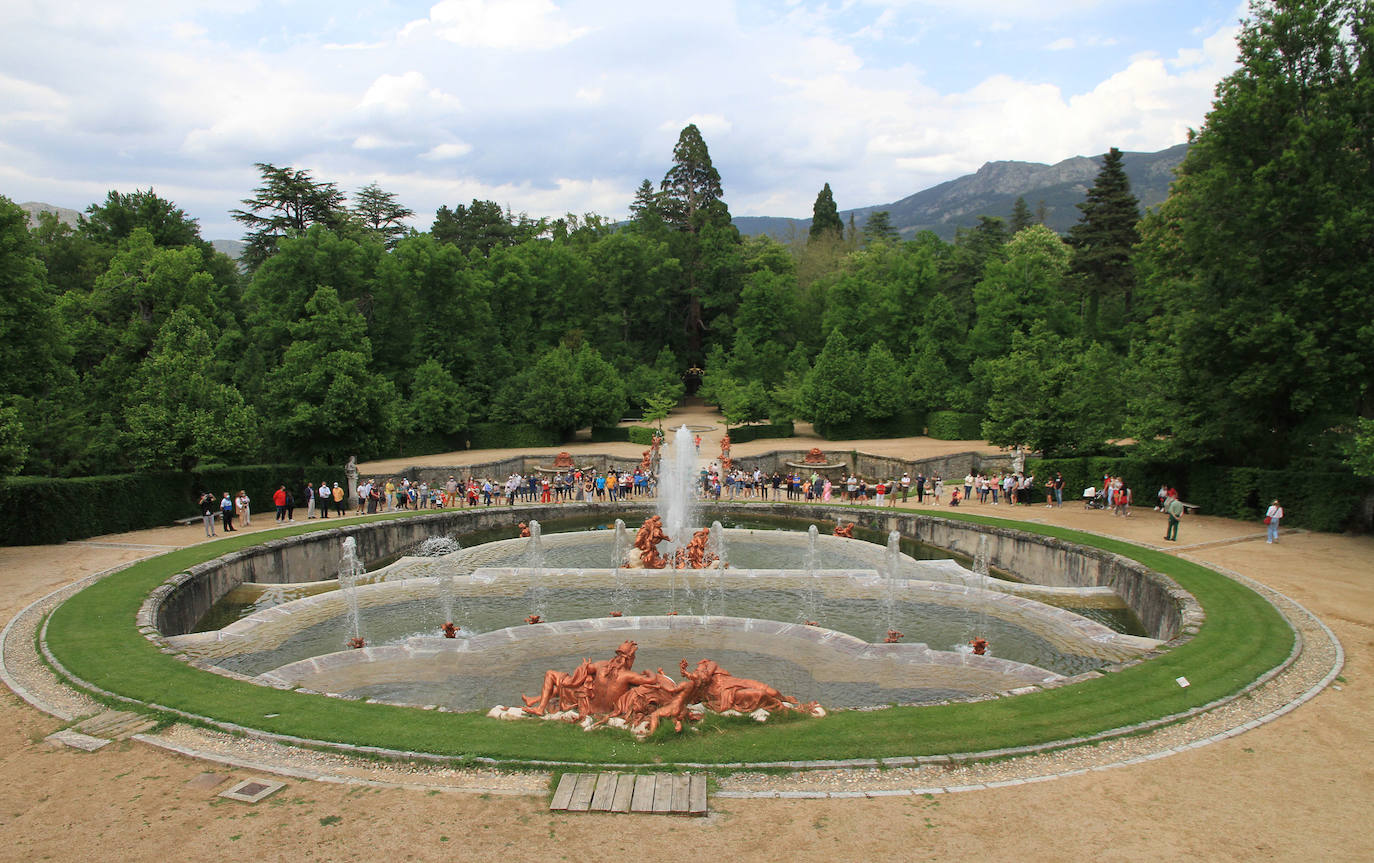La fuente de las Ranas, en pleno apogeo de su coreografía acuática este domingo en La Granja. 