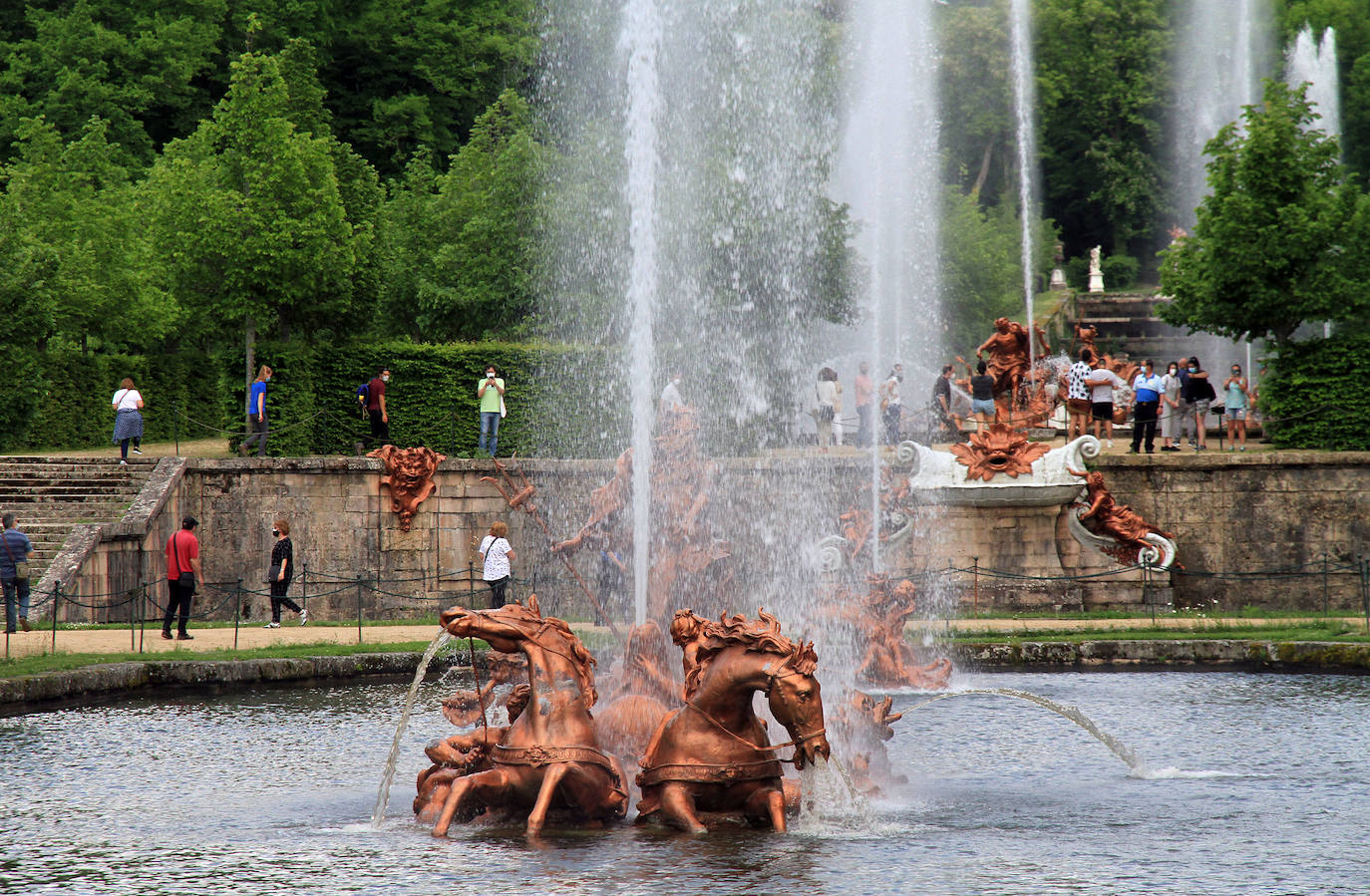 La fuente de las Ranas, en pleno apogeo de su coreografía acuática este domingo en La Granja. 