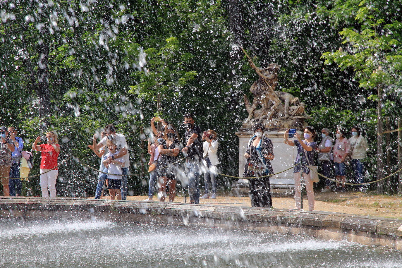 La fuente de las Ranas, en pleno apogeo de su coreografía acuática este domingo en La Granja. 