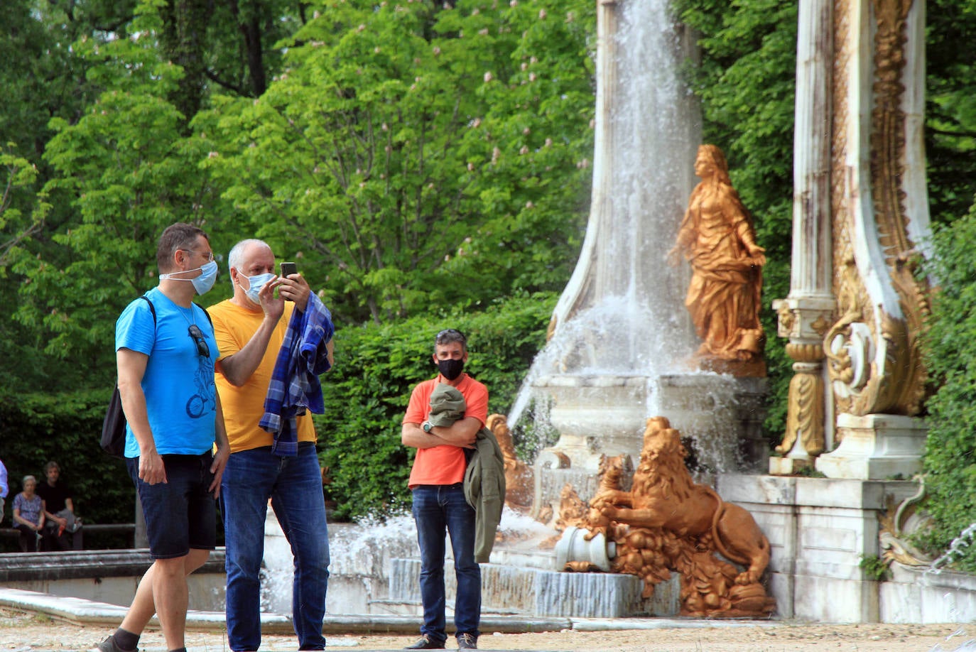 La fuente de las Ranas, en pleno apogeo de su coreografía acuática este domingo en La Granja. 