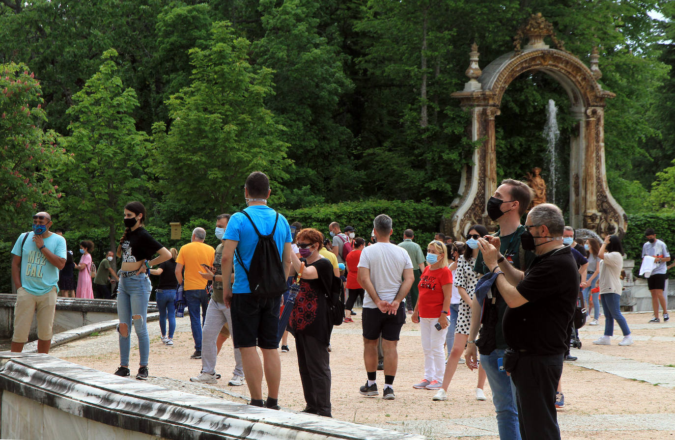 La fuente de las Ranas, en pleno apogeo de su coreografía acuática este domingo en La Granja. 