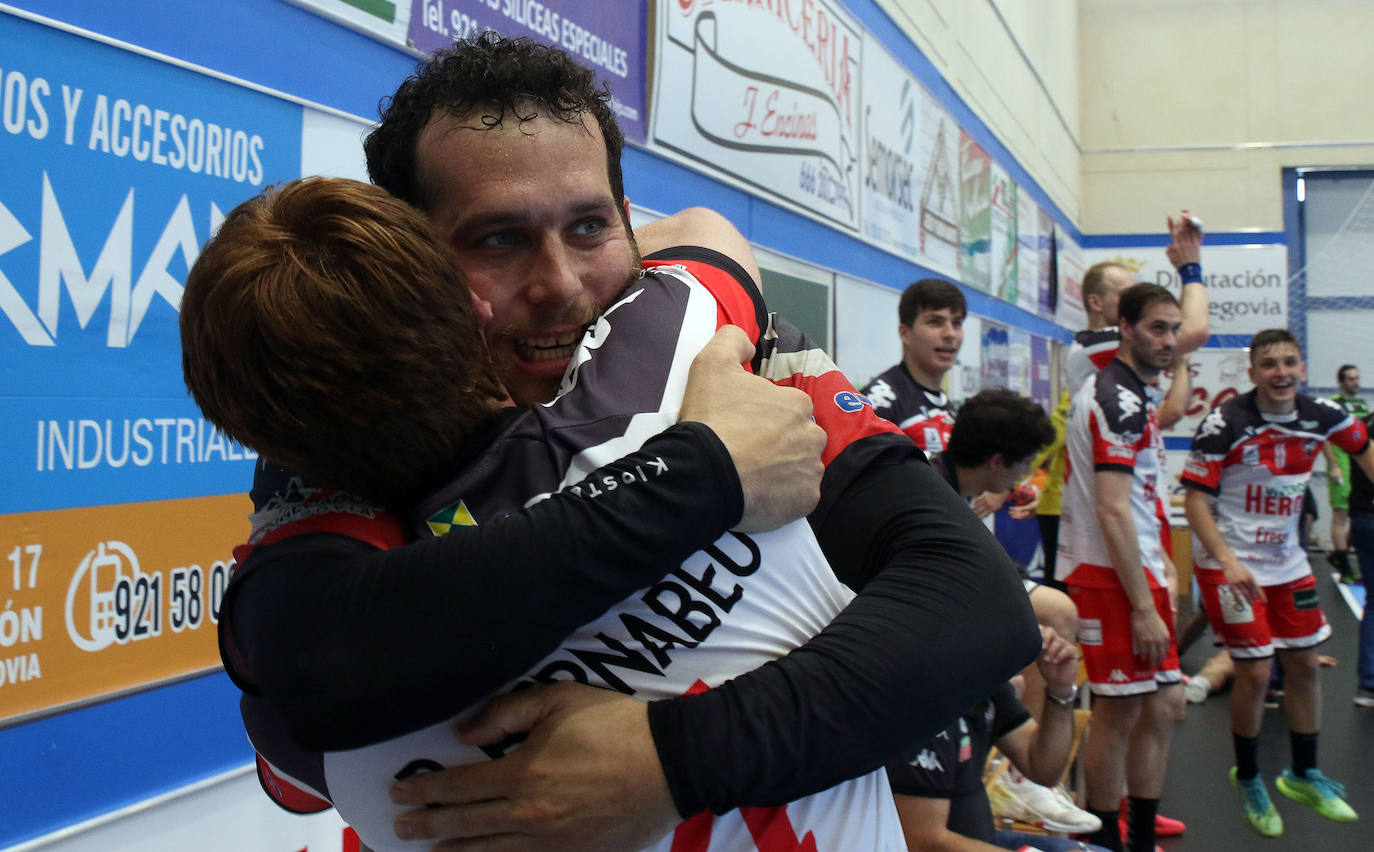 Los jugadores del Balonmano Nava celebran su permanencia en Asobal 