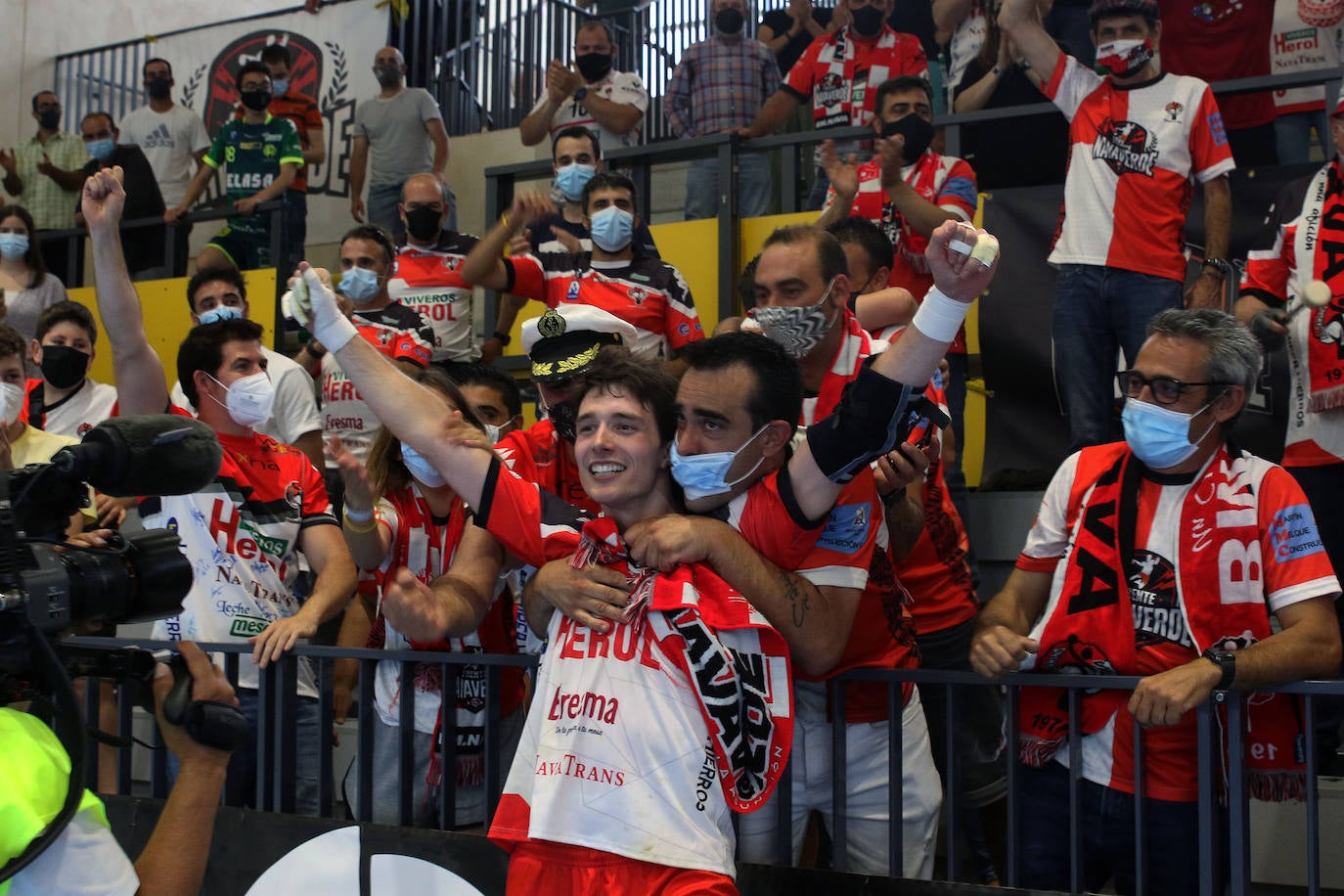 Los jugadores del Balonmano Nava celebran su permanencia en Asobal 