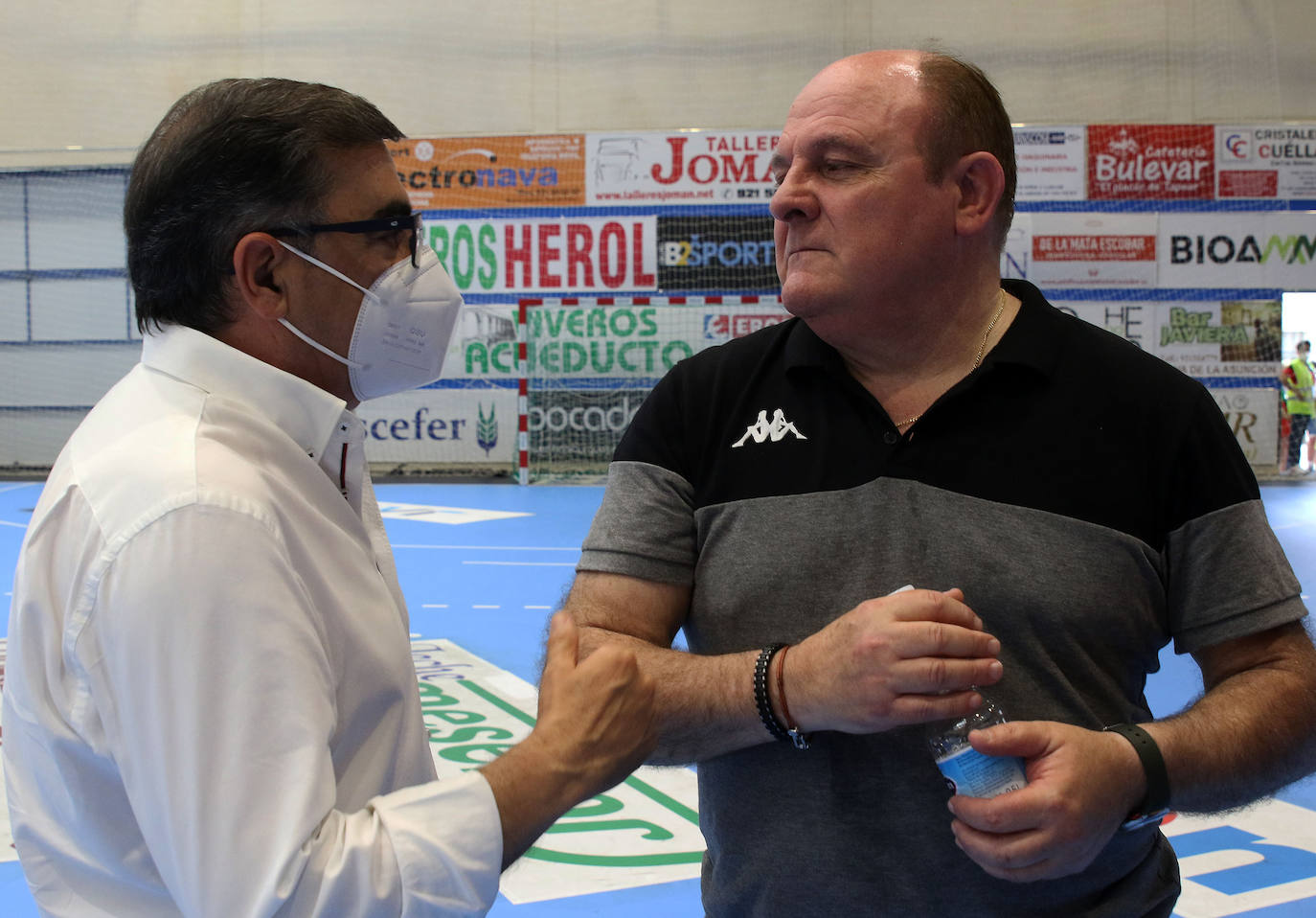 Los jugadores del Balonmano Nava celebran su permanencia en Asobal 