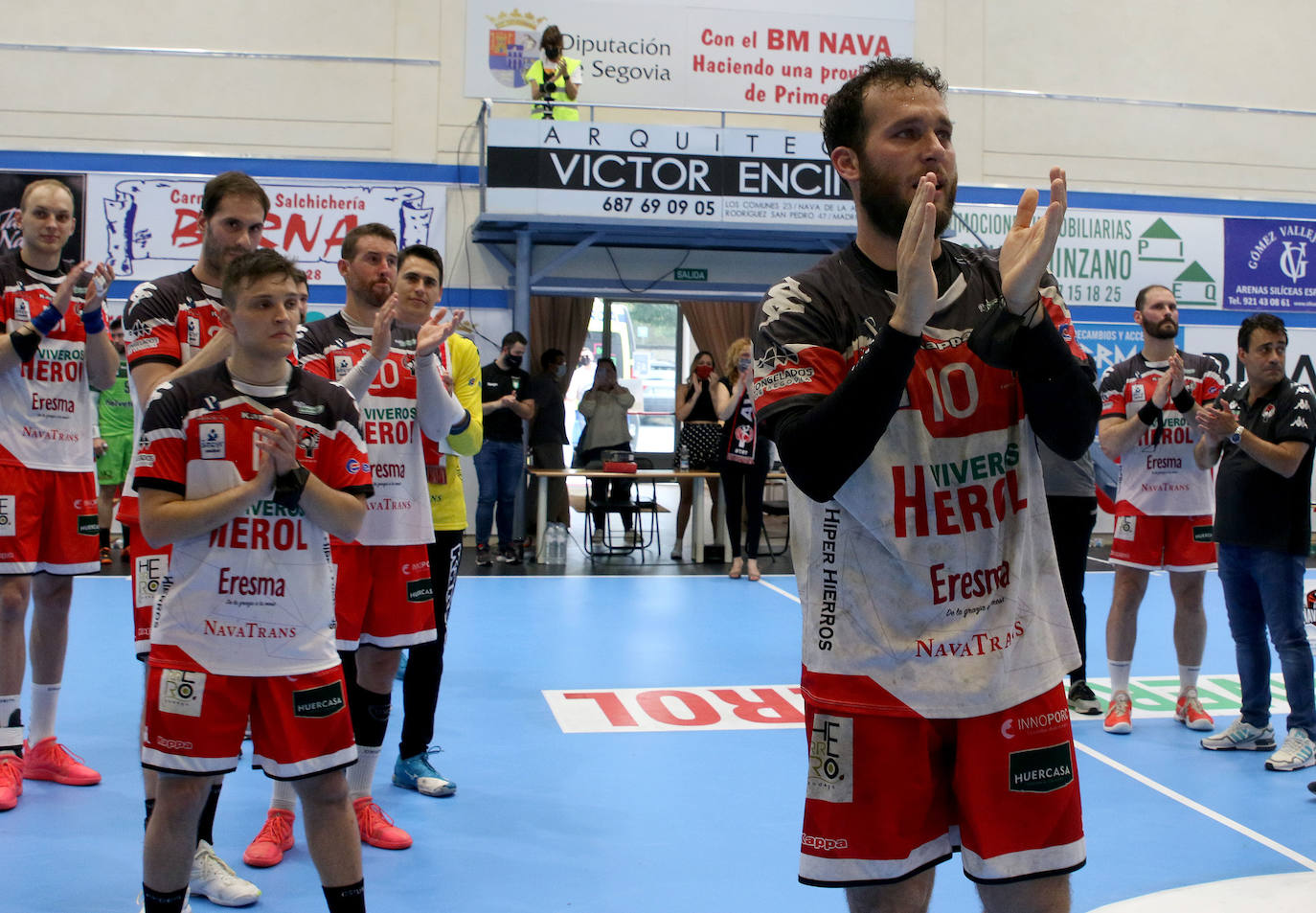 Los jugadores del Balonmano Nava celebran su permanencia en Asobal 