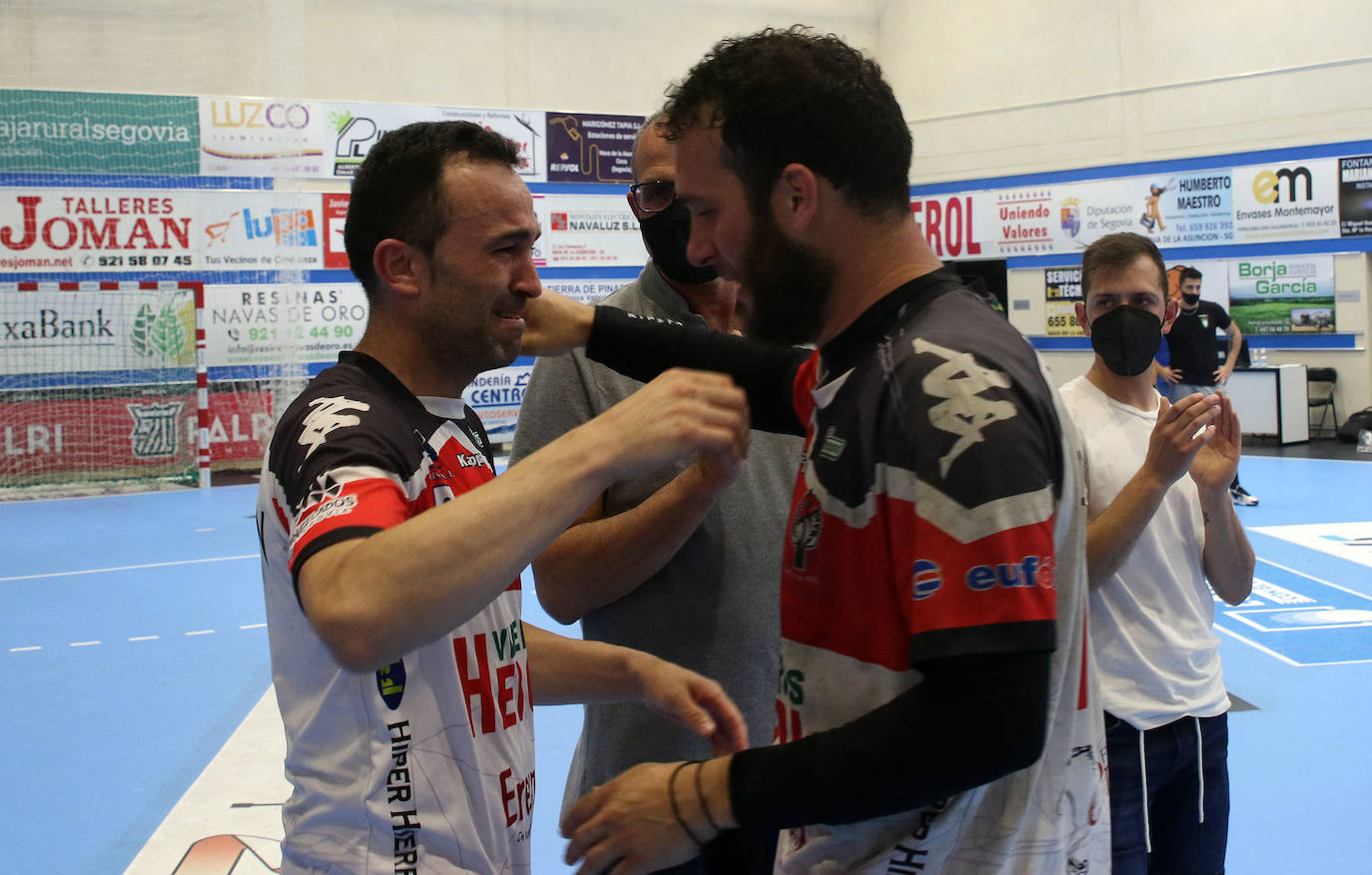 Los jugadores del Balonmano Nava celebran su permanencia en Asobal 