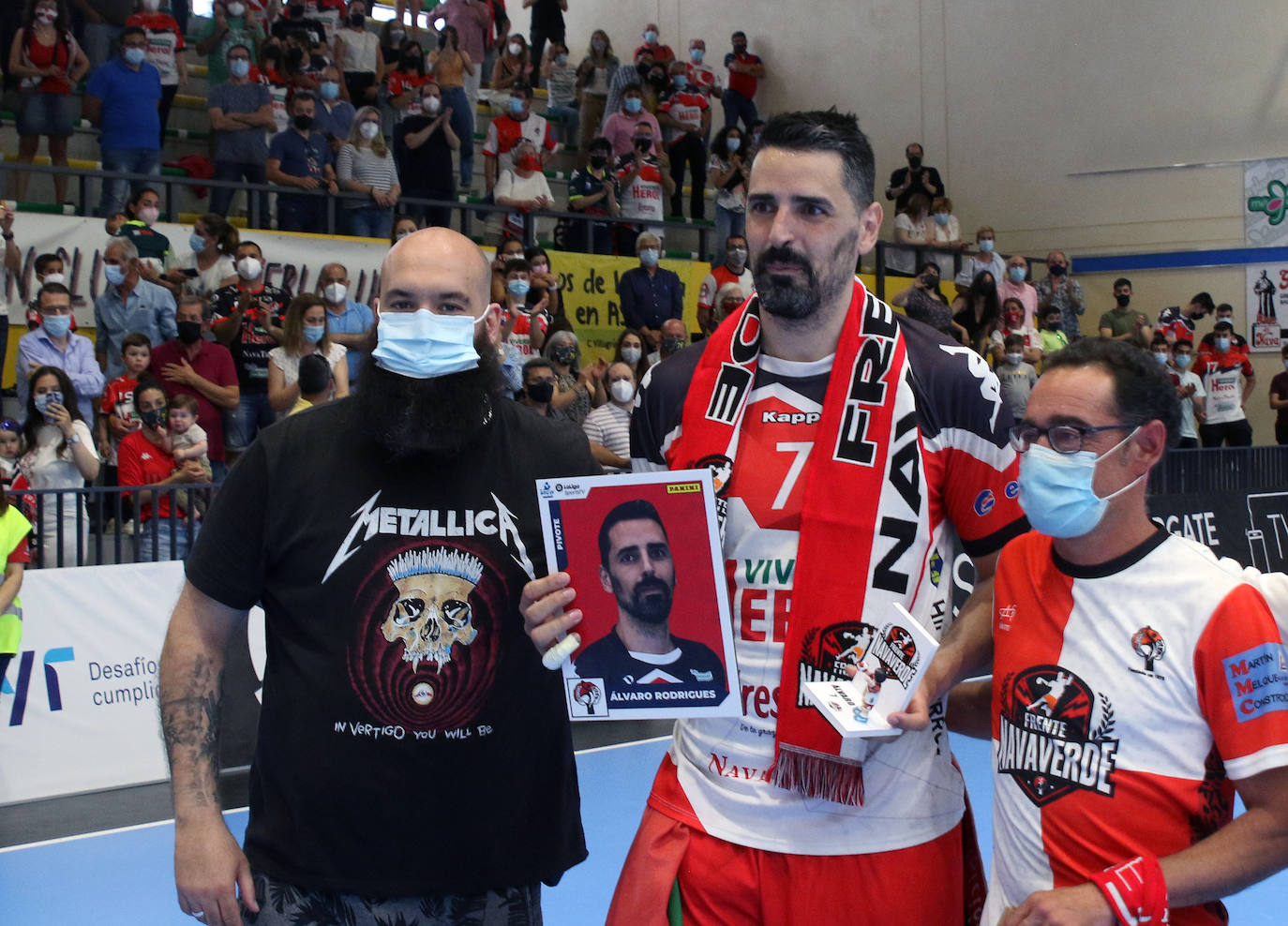 Los jugadores del Balonmano Nava celebran su permanencia en Asobal 