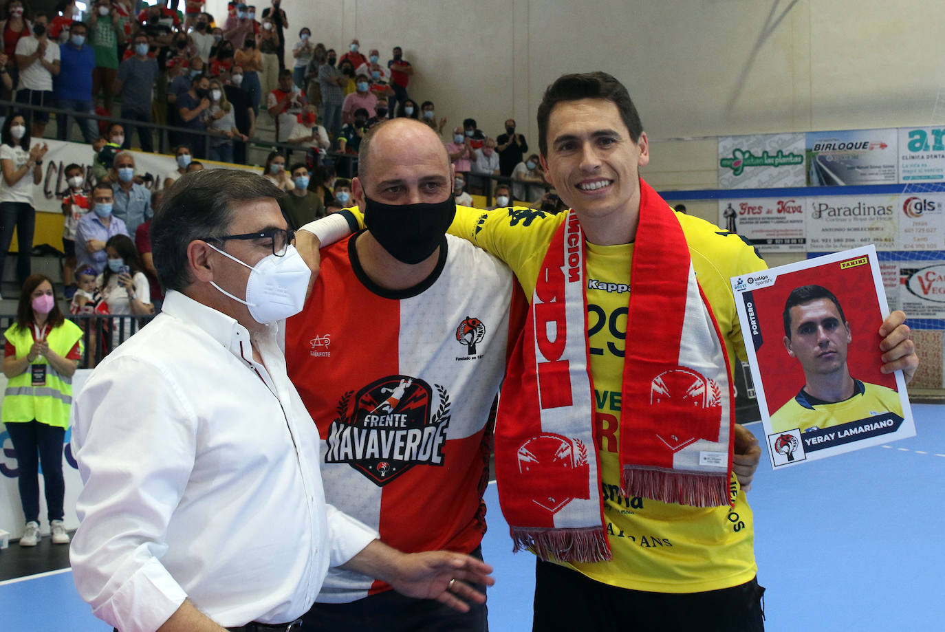 Los jugadores del Balonmano Nava celebran su permanencia en Asobal 