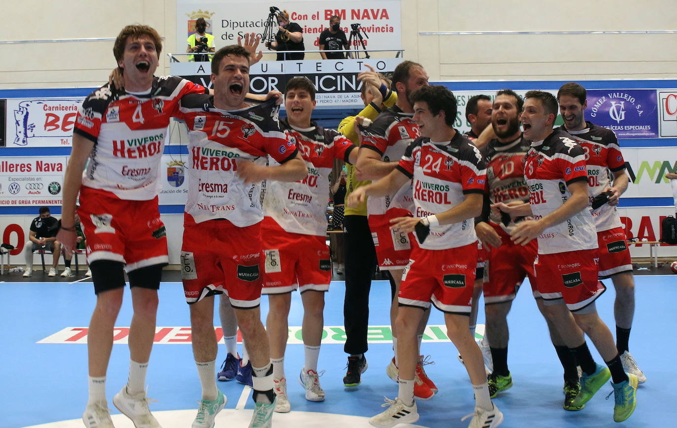 Los jugadores del Balonmano Nava celebran su permanencia en Asobal 