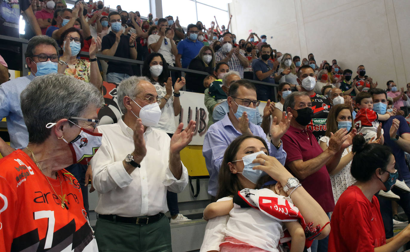 Los jugadores del Balonmano Nava celebran su permanencia en Asobal 