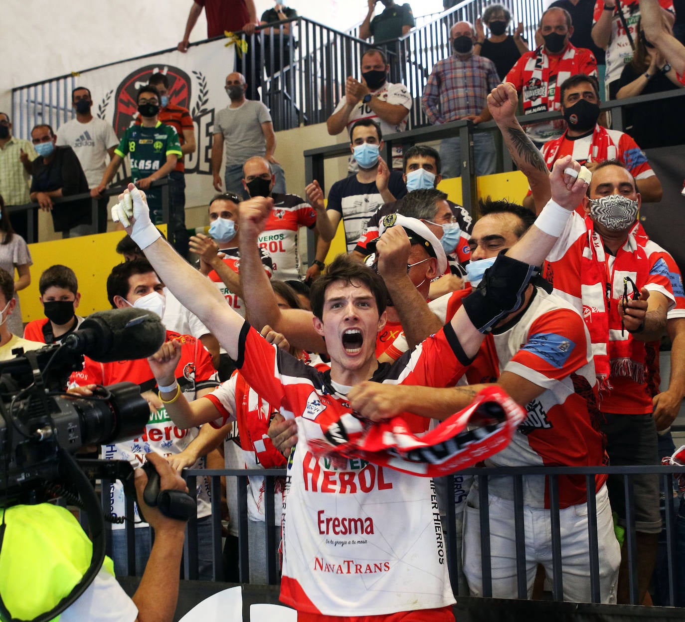 Los jugadores del Balonmano Nava celebran su permanencia en Asobal 