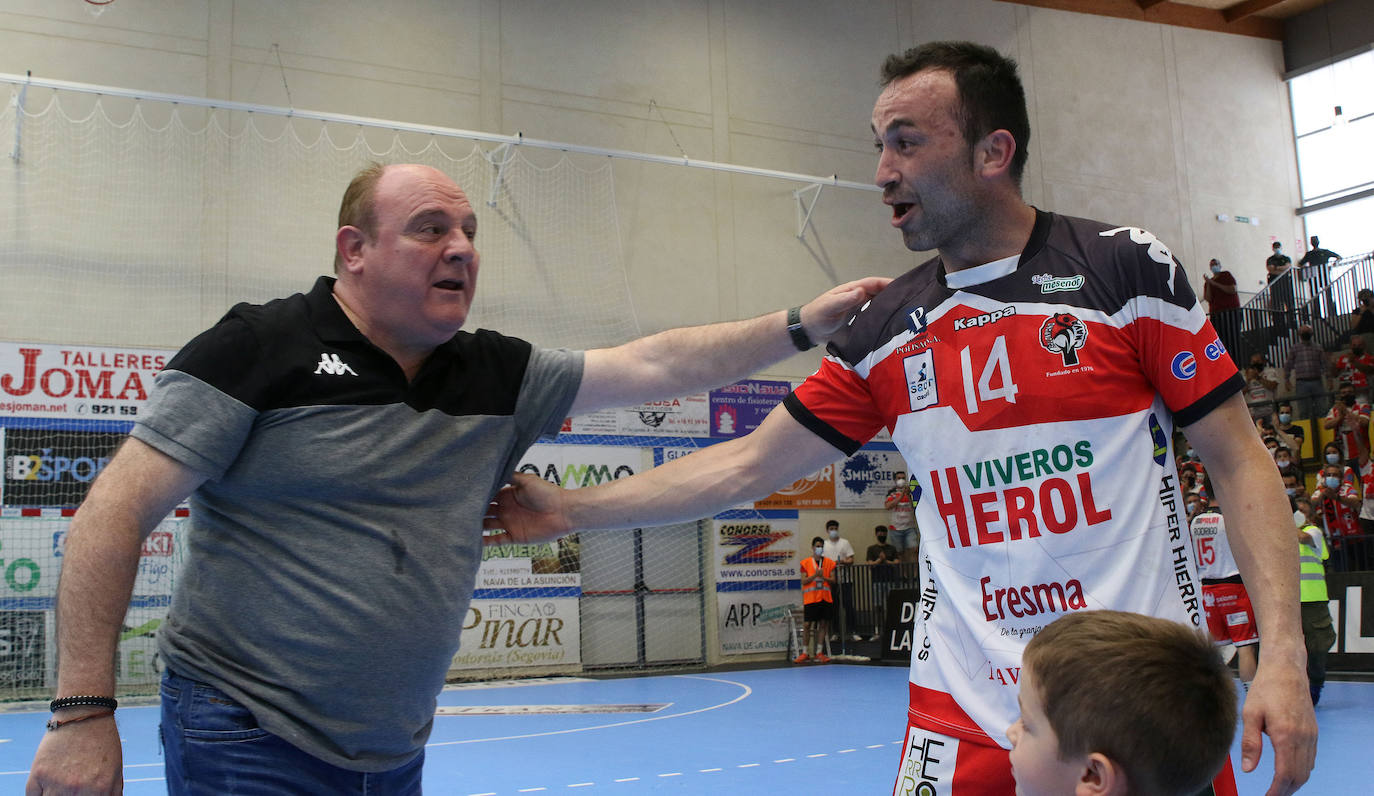 Los jugadores del Balonmano Nava celebran su permanencia en Asobal 