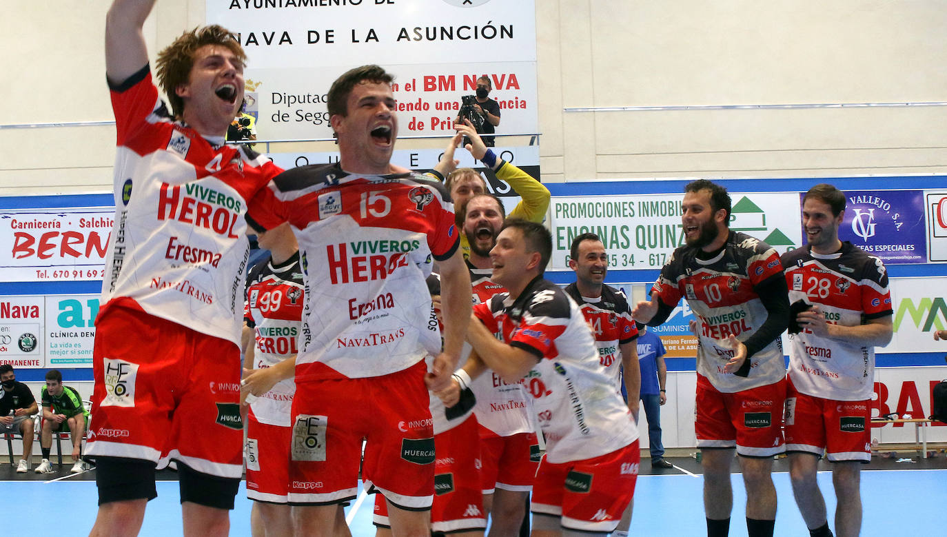 Los jugadores del Balonmano Nava celebran su permanencia en Asobal 