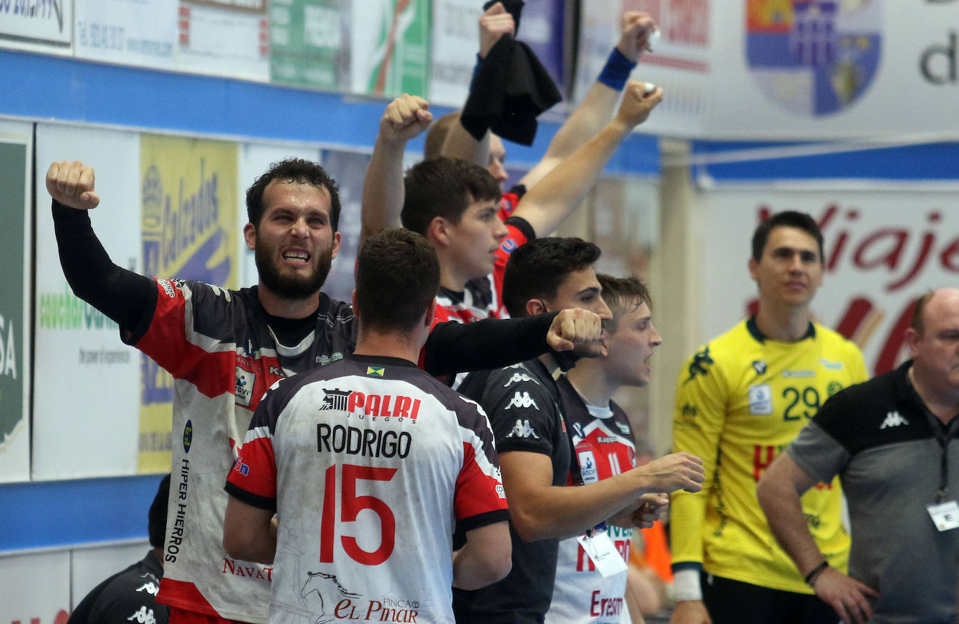 Encuentro entre el balonmano nnava y Anaitasuna. 